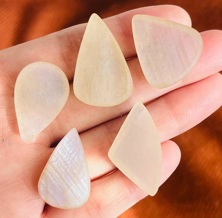 [原石] 非洲奶油月光石