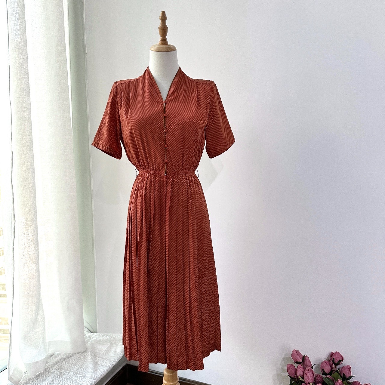 橙紅色光澤感點點斜紋連身裙