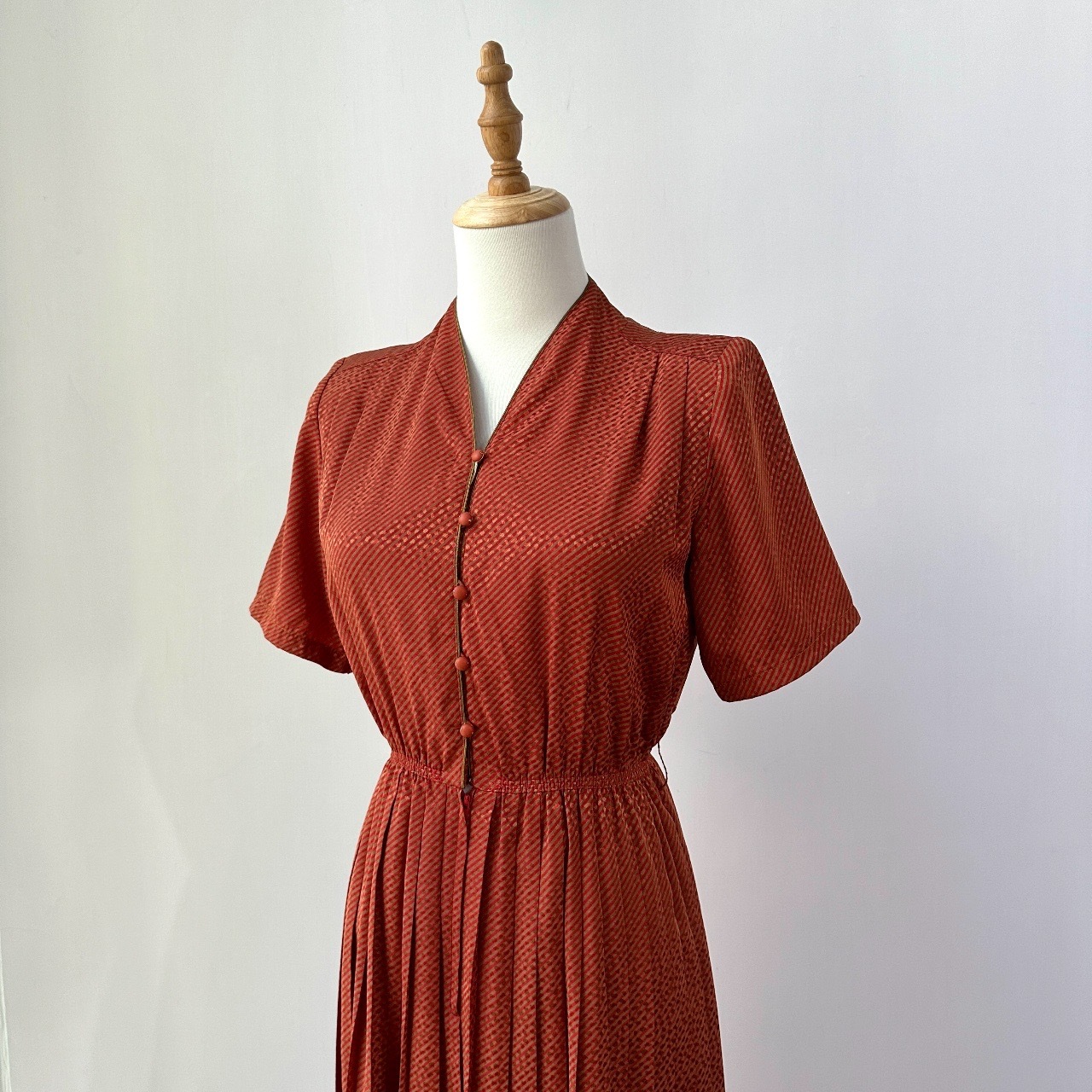 橙紅色光澤感點點斜紋連身裙