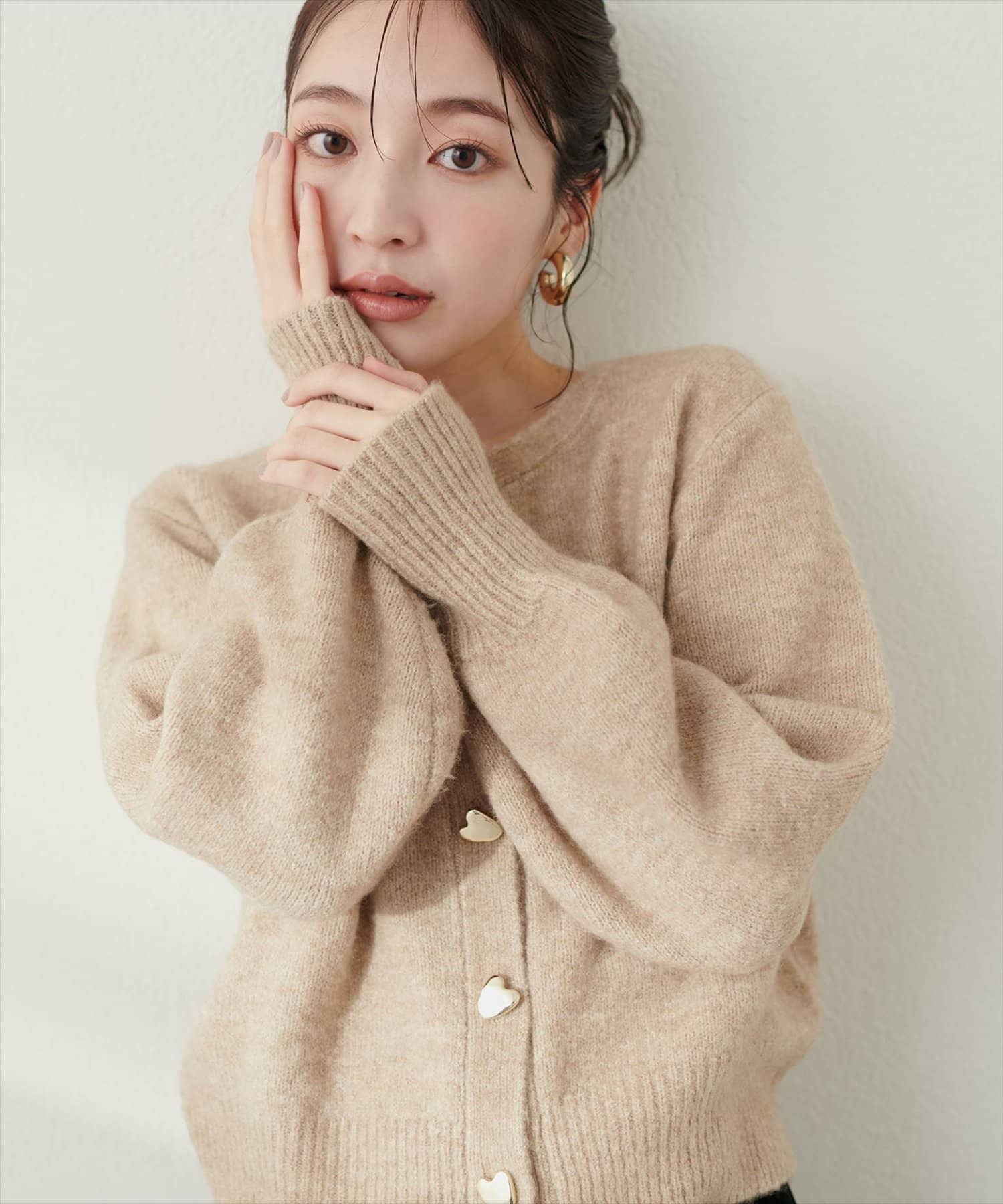 natural couture(ナチュラルクチュール)  ハート釦クルーネックカーディガン米杏（0332050440）