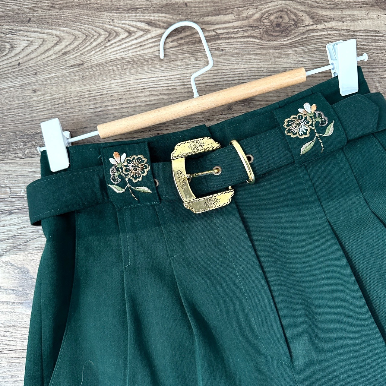 墨綠色刺繡大花短身闊褲