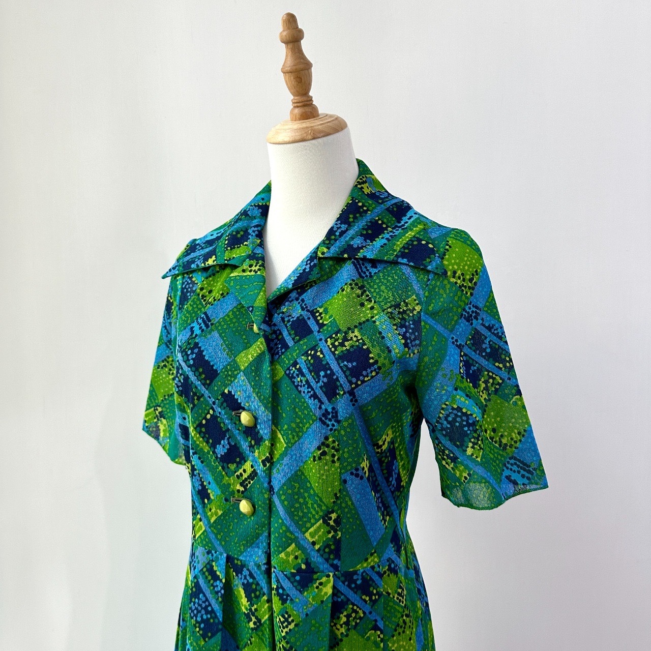 亮眼藍綠色復古又帶點佻皮感連身裙