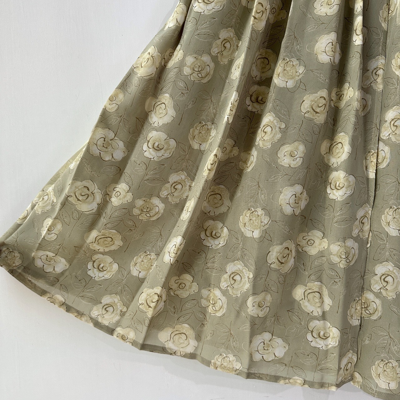 日本製淺灰綠彷紗飄逸花卉半身裙