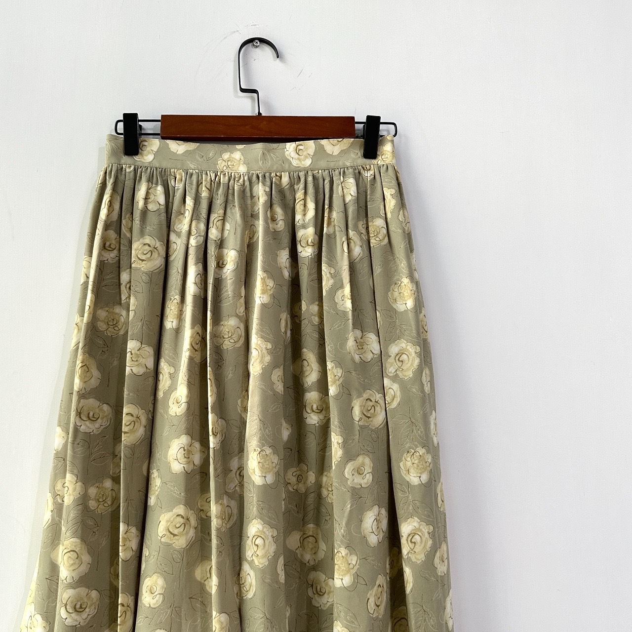 日本製淺灰綠彷紗飄逸花卉半身裙