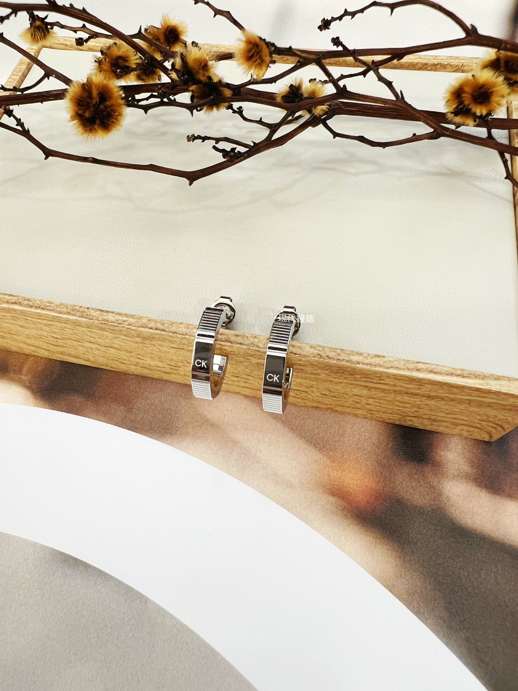 【Calvin Klein】五邊形穿式耳環 CKF35000518 現代鐘錶