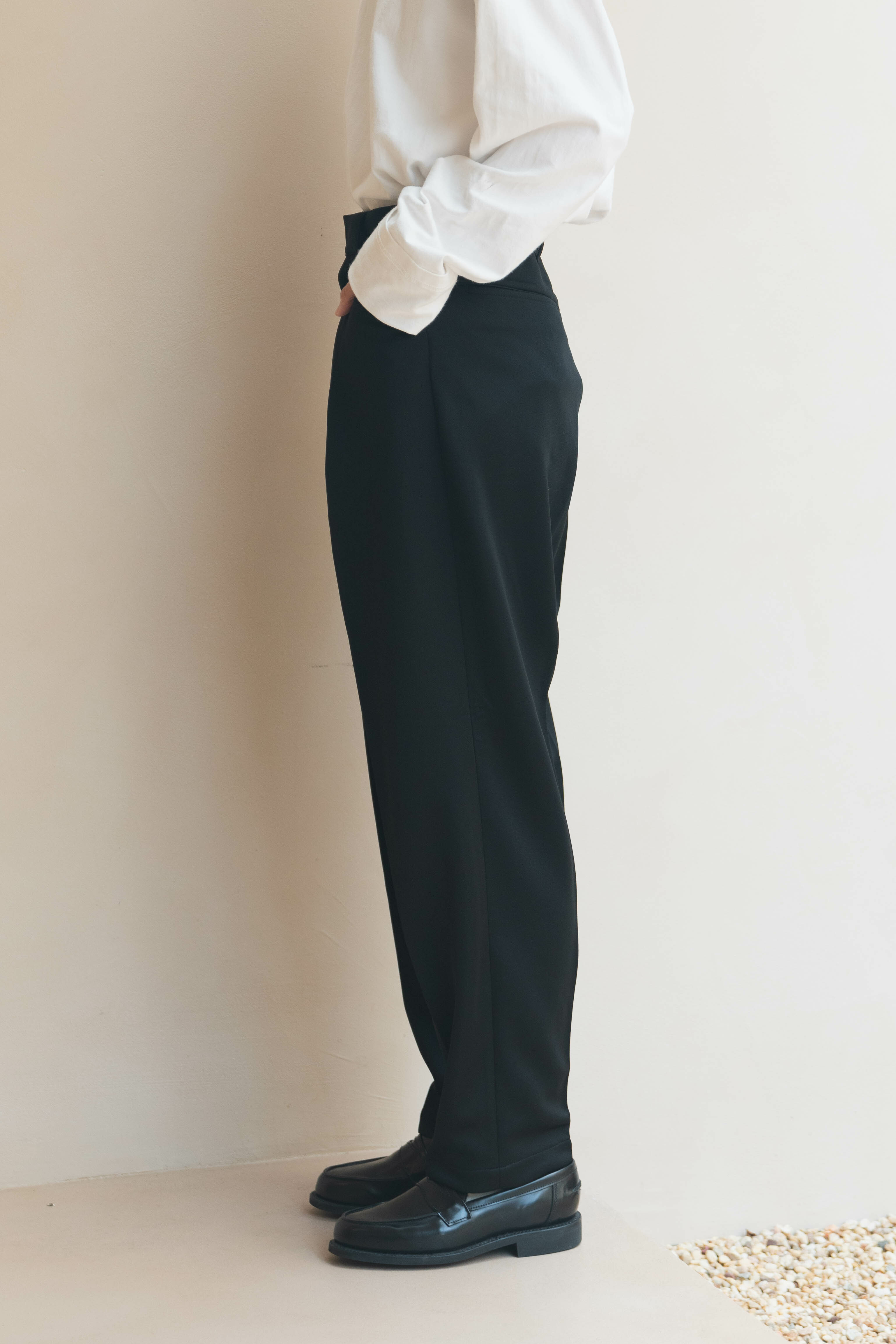 FARAH WOMEN'S TWO TUCK WIDE TAPERED PANT - BLACK