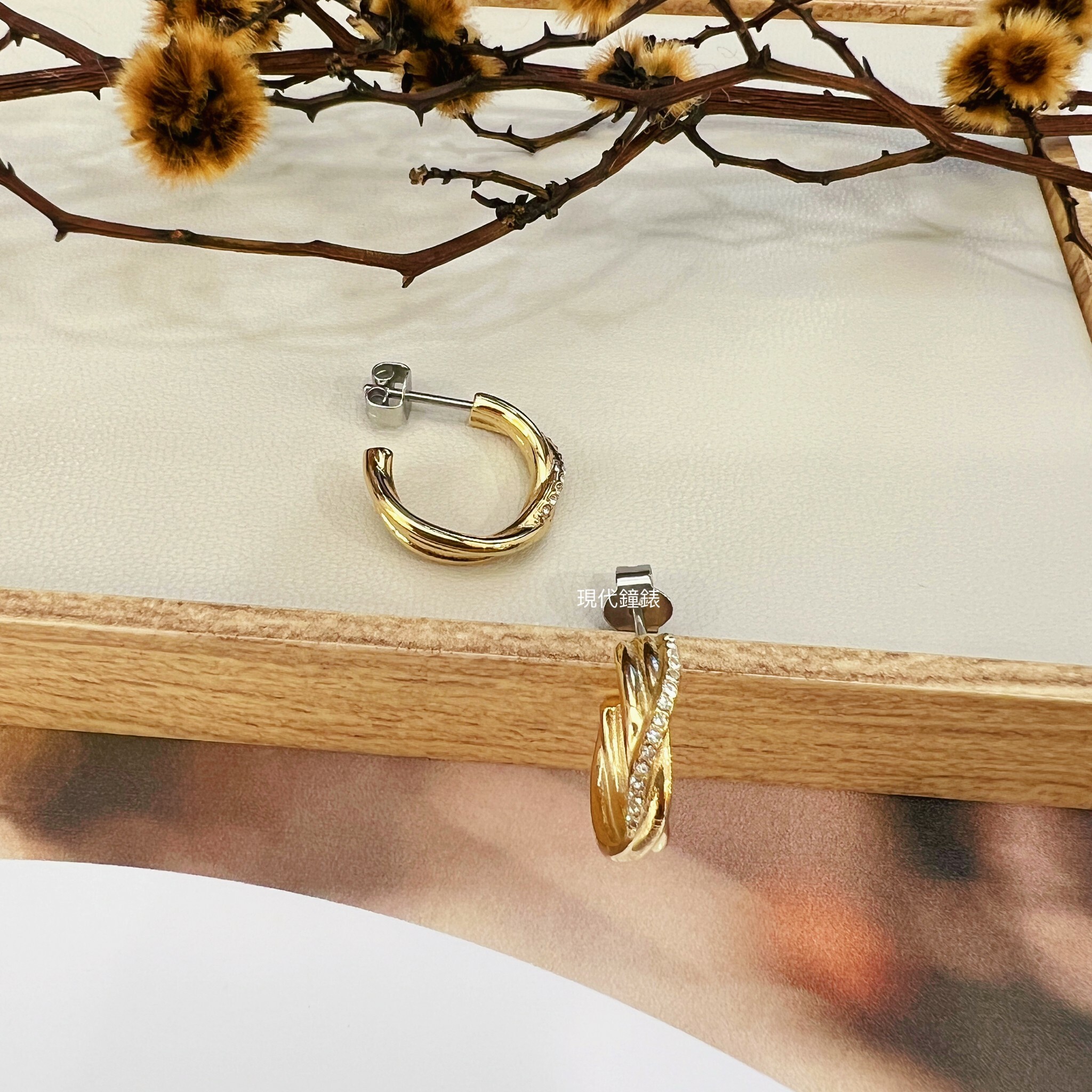 【Calvin Klein】鑲鑚波浪穿式耳環 CKF35000515 現代鐘錶