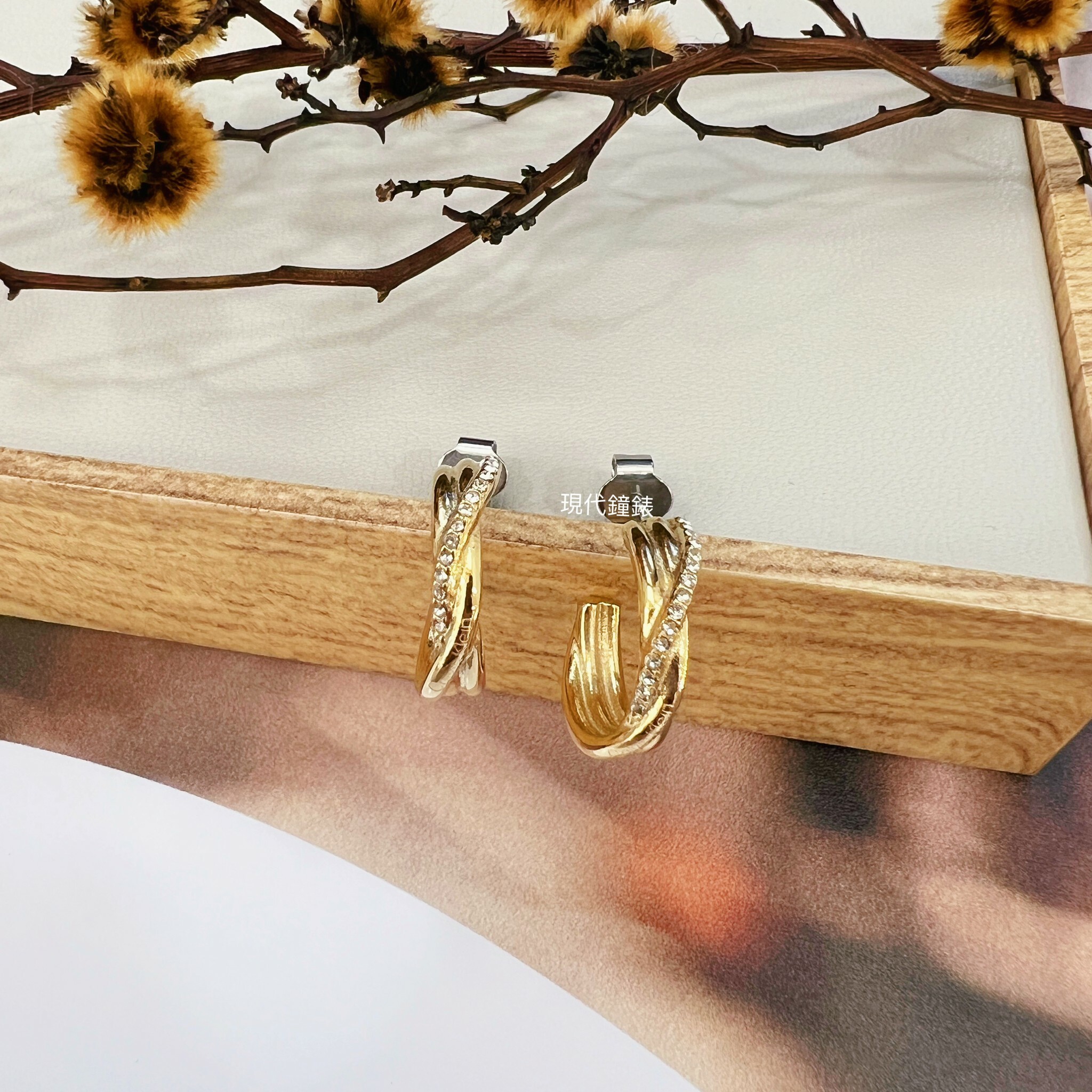 【Calvin Klein】鑲鑚波浪穿式耳環 CKF35000515 現代鐘錶