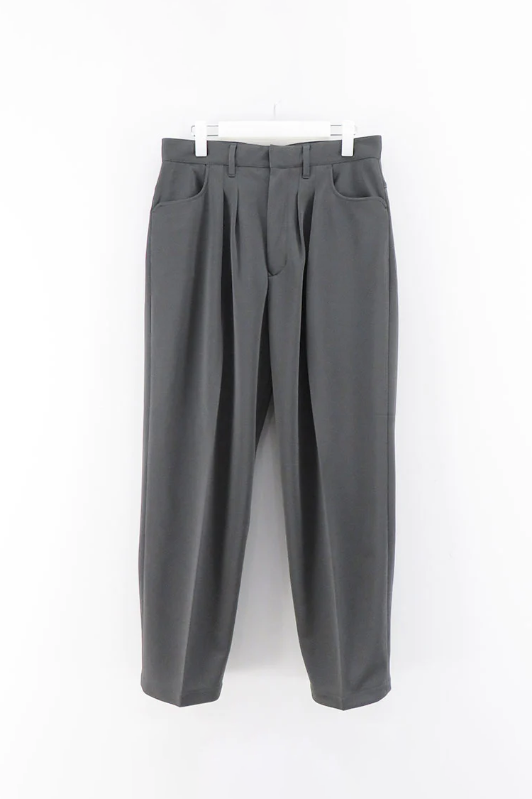 FARAH TWO TUCK WIDE TAPERED PANTS  - BLACK / GRAY