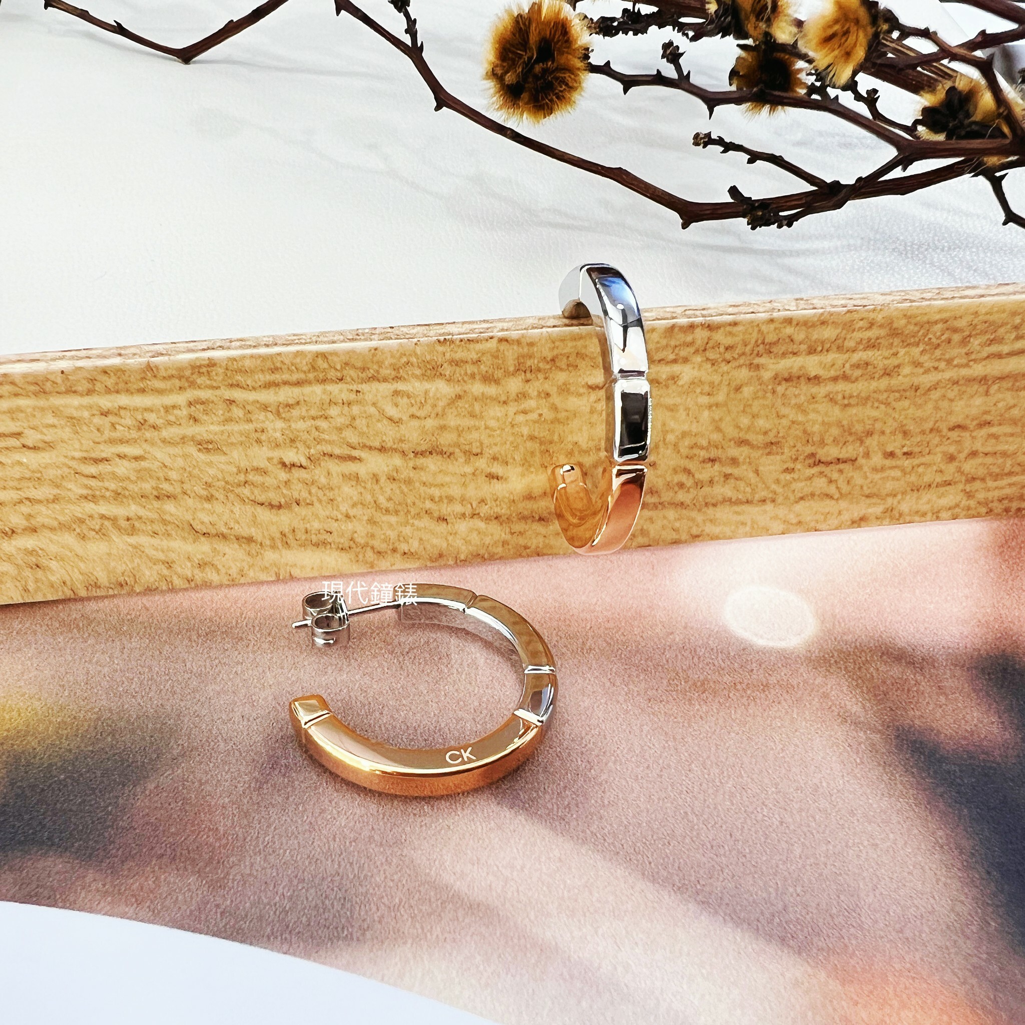 【Calvin Klein】雙色穿式耳環 CKF35000457 現代鐘錶