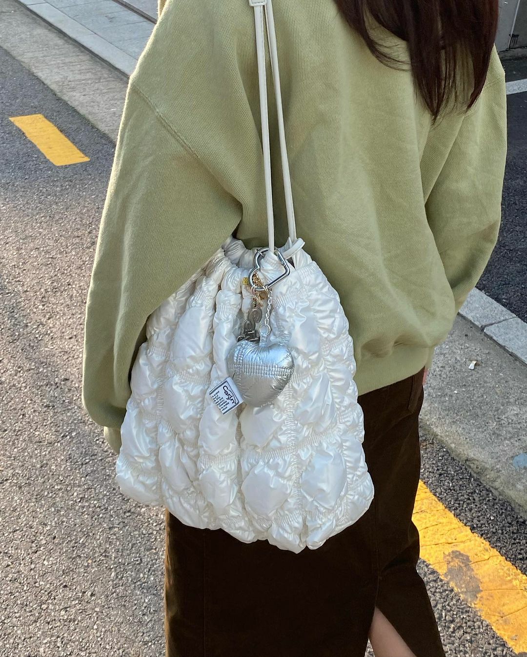 韓國限定🇰🇷 CARLYN TWEE SOFT BAG 雲朵水桶包 縮口 銀色 珍珠光 黑 奶茶 / 預購