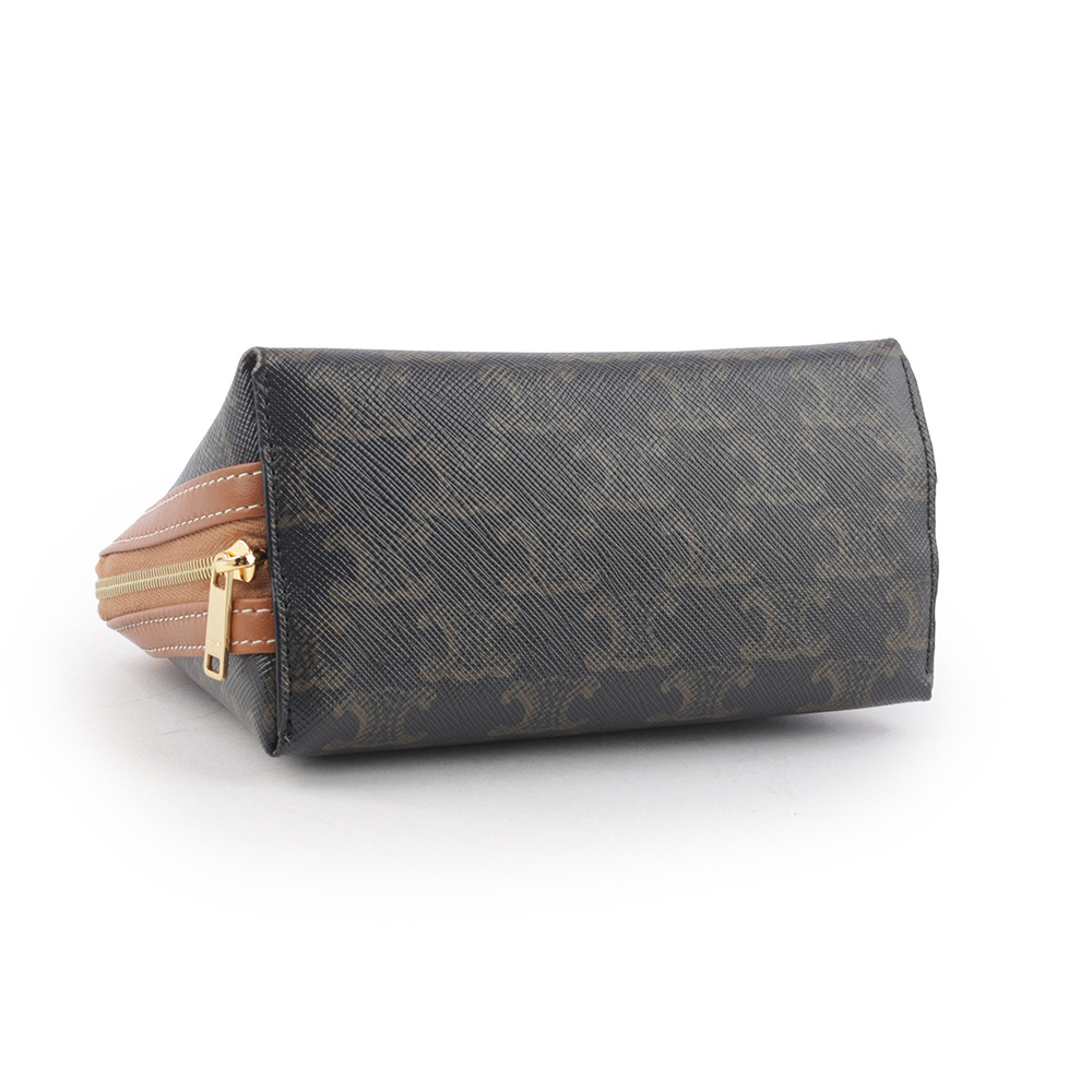 【CELINE】TRIOMPHE Logo 印花鏈帶斜背包(焦糖色) 10E382CBX.04LU