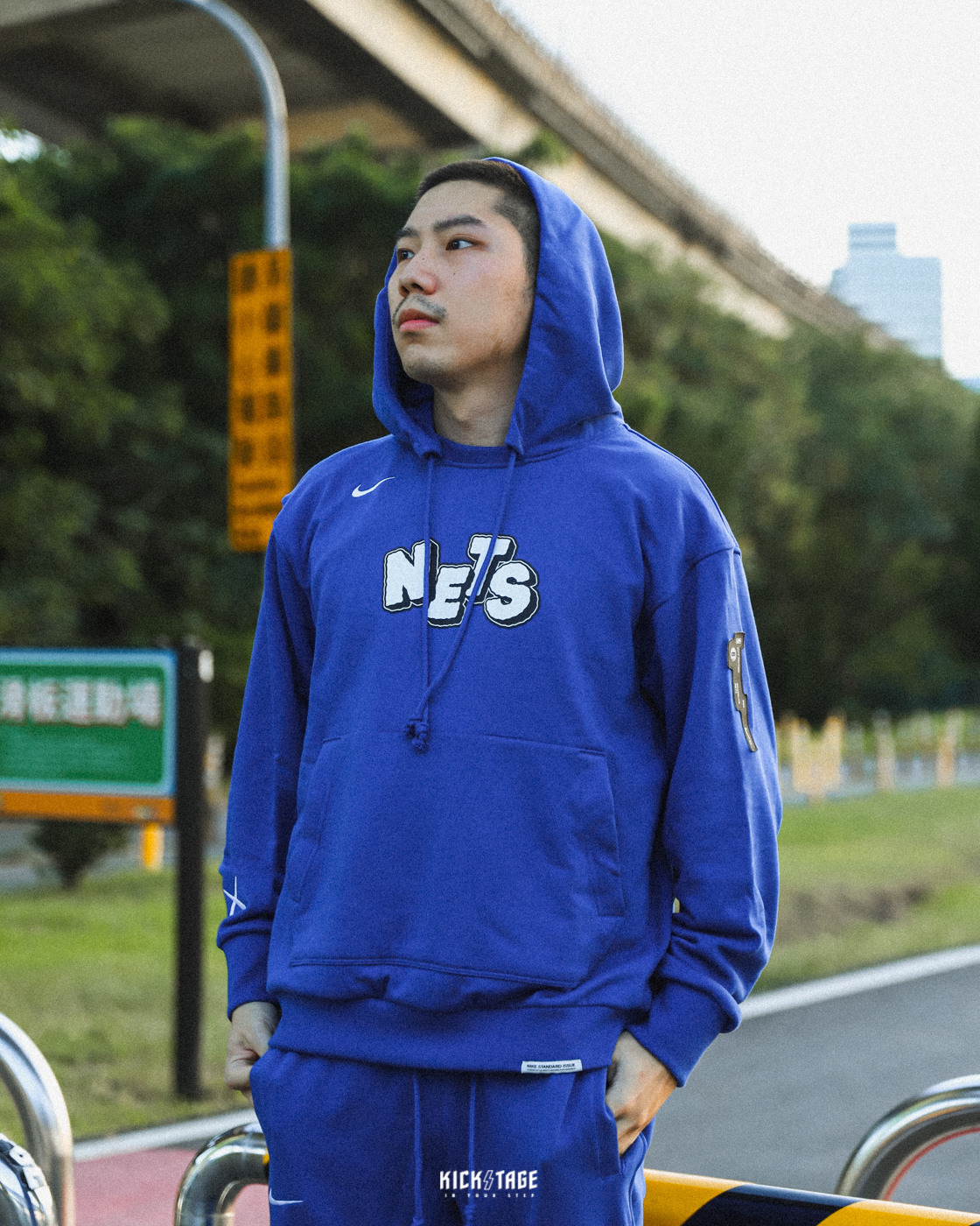 **特價商品售出不退換**男女款 NIKE X KAWS X Brooklyn Nets City Edition XX  Standard Issue 藍色 圓領 連帽 長袖 帽T【FB4441-495】NIKEKAWS