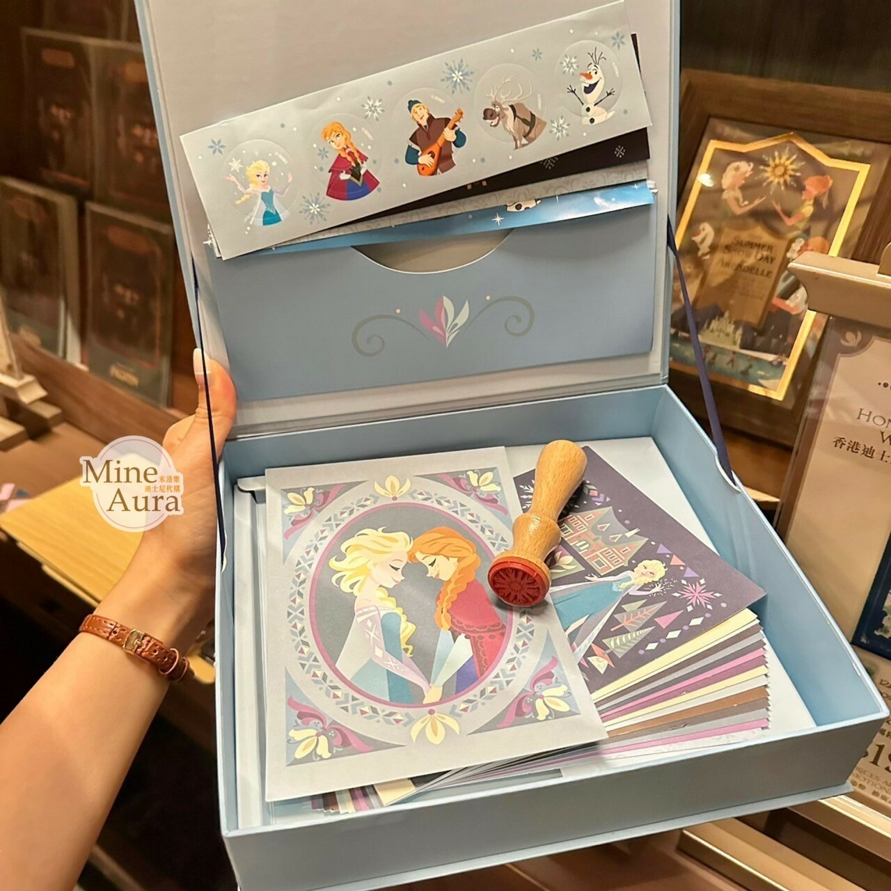 World of Frozen 限定 艾莎 Elsa 安娜Anna 明信片 貼紙 印章組 文具禮盒 冰雪奇緣 Frozen -香港迪士尼樂園