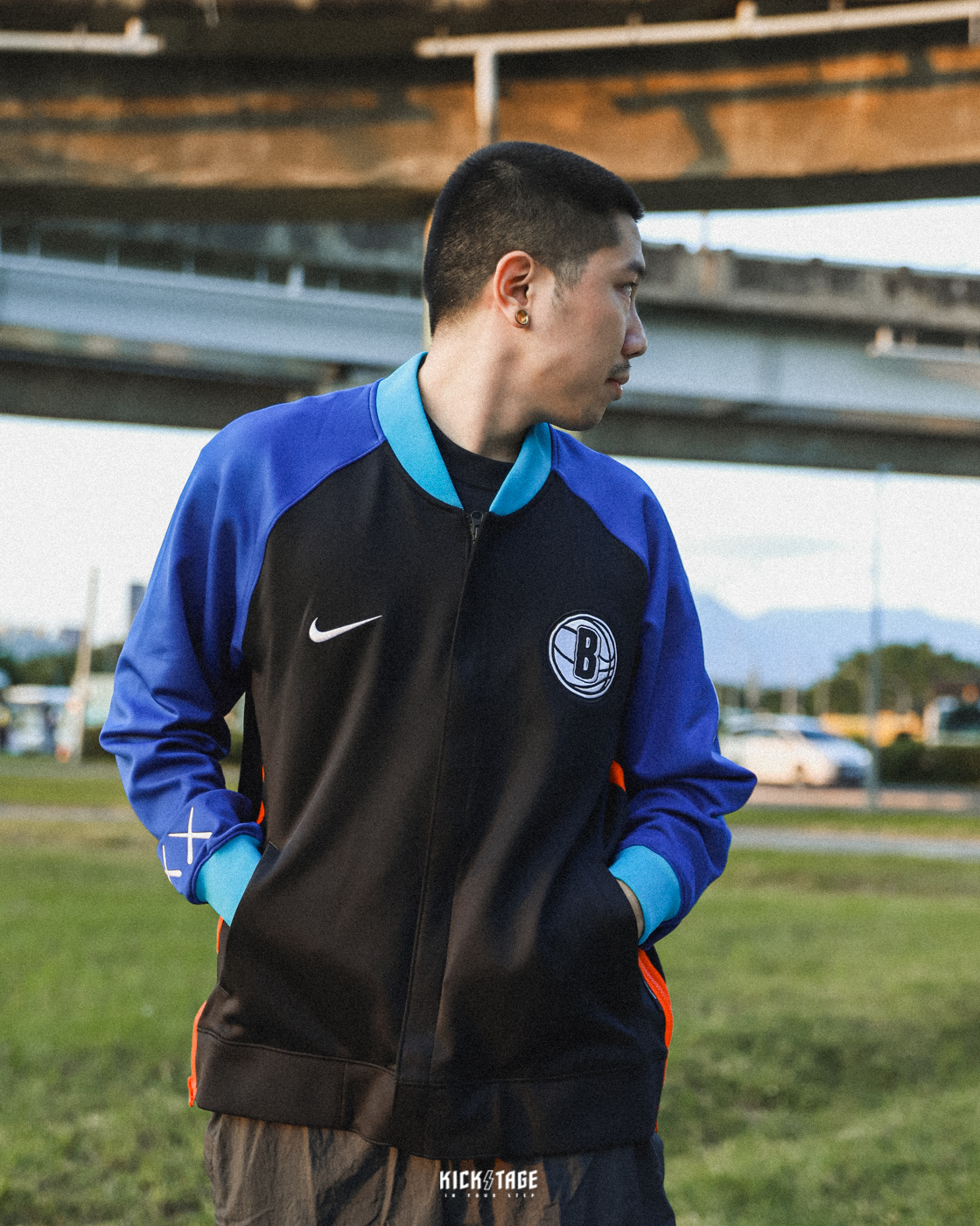 男女款 NIKE X KAWS X Brooklyn Nets City Edition XX 黑色 藍色 拼接 運動套裝 外套【FB3498-010】風褲【FB4424-018】NIKEKAWS