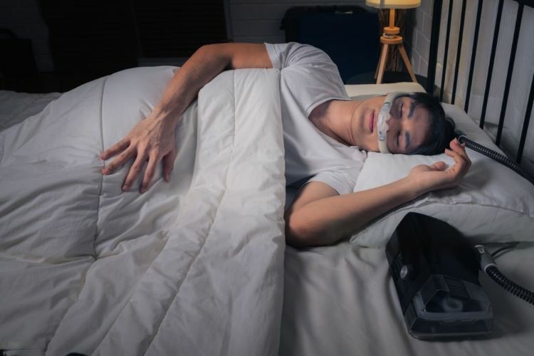 睡眠呼吸中止症的男士躺在床上