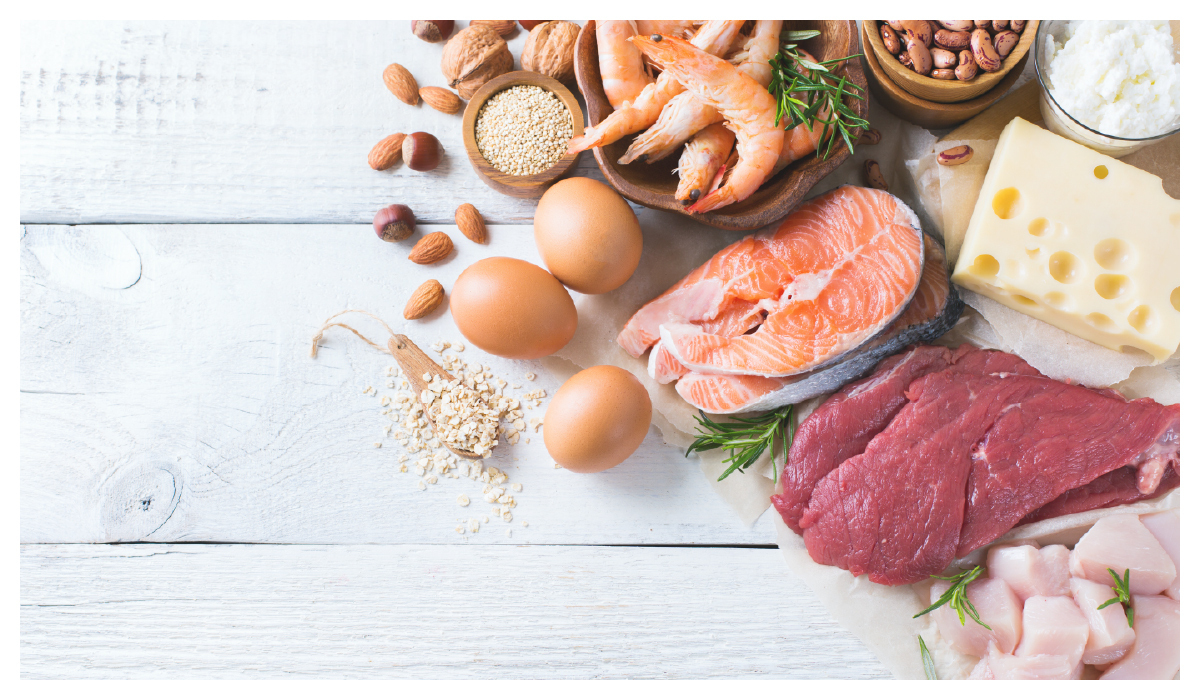 桌上有鮭魚、蝦子、肉等食物