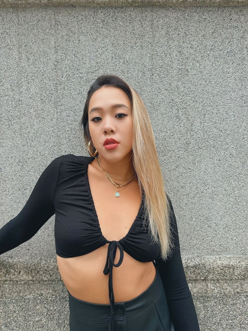 辣黑綁帶Ｖ領上衣