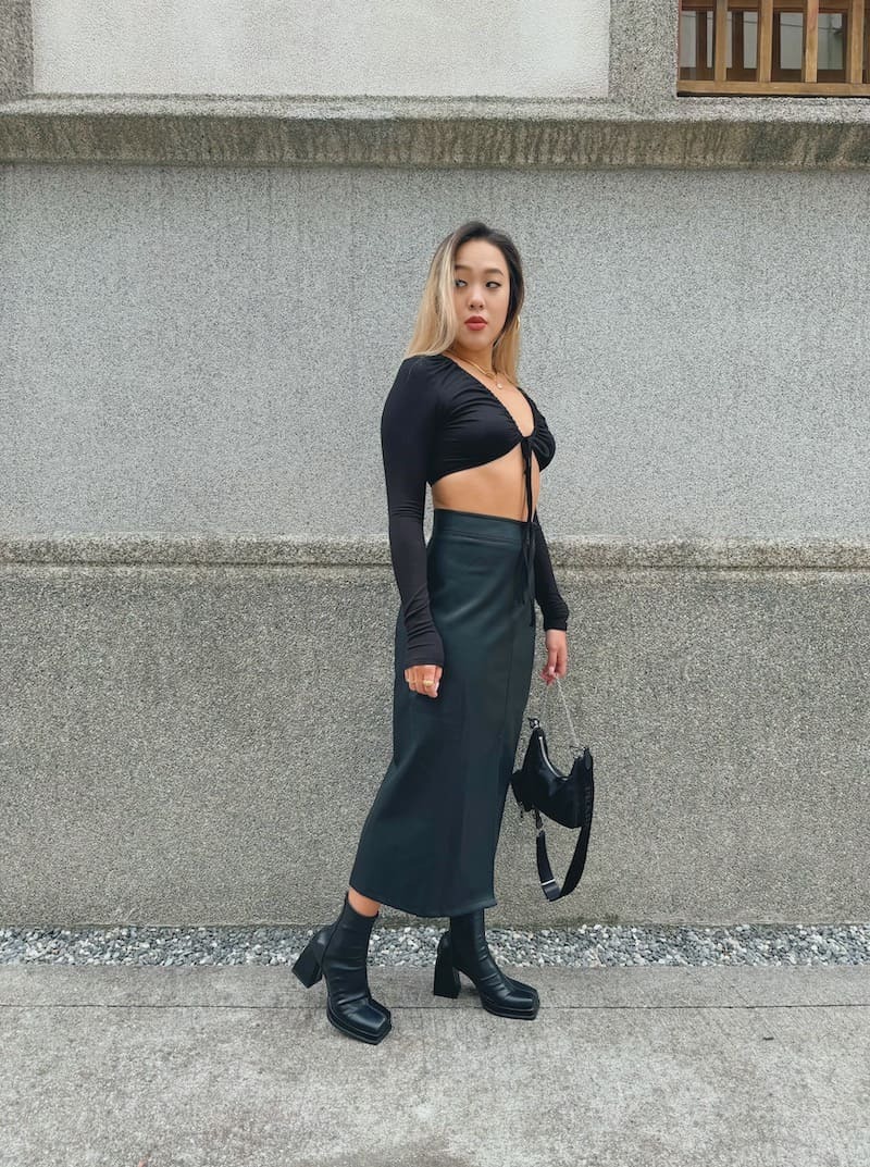 辣黑綁帶Ｖ領上衣