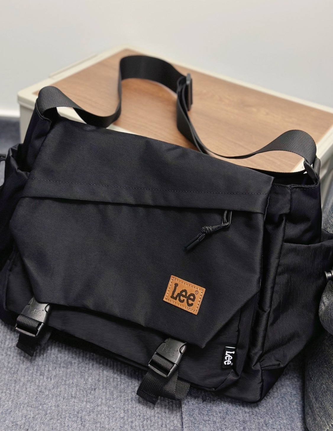 #現貨 LEE 小字logo郵差包 斜跨包