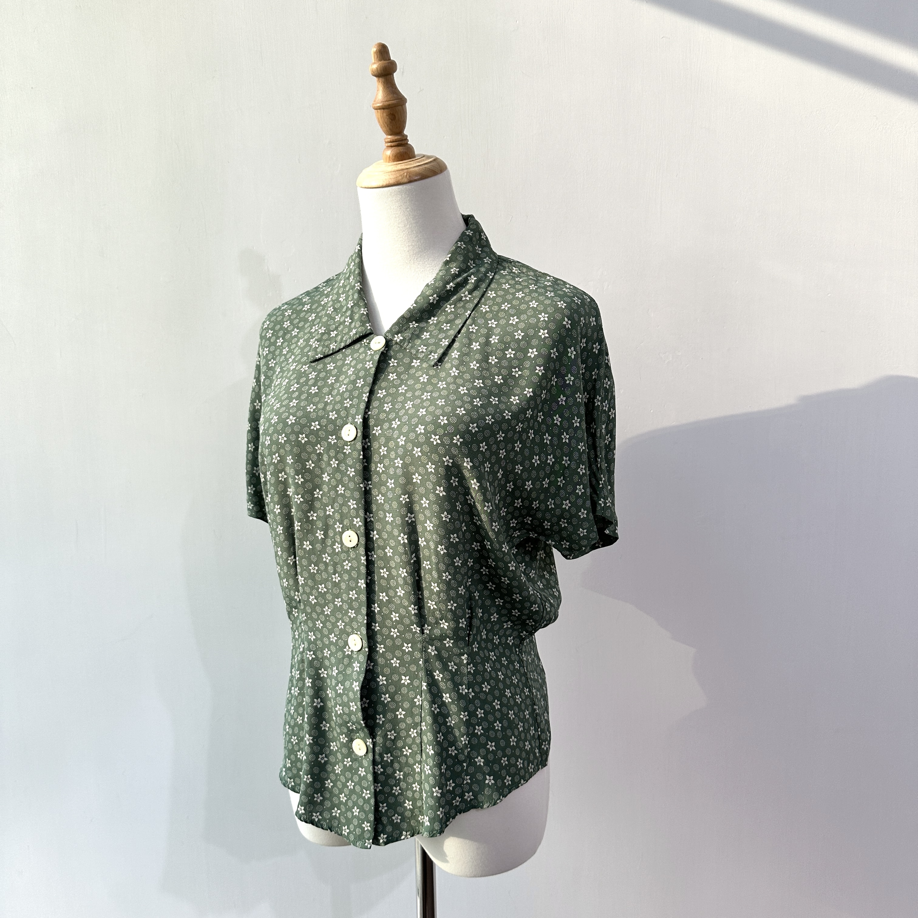 英國製 Laura Ashley 草綠色碎花修腰短袖上衣