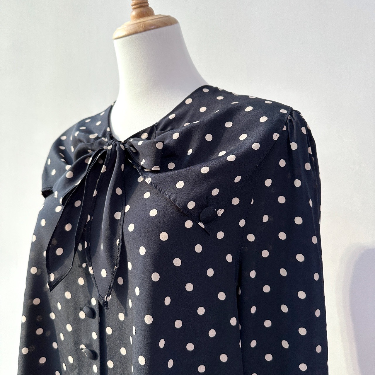 日本製深藍波點蝴蝶結大領口上衣