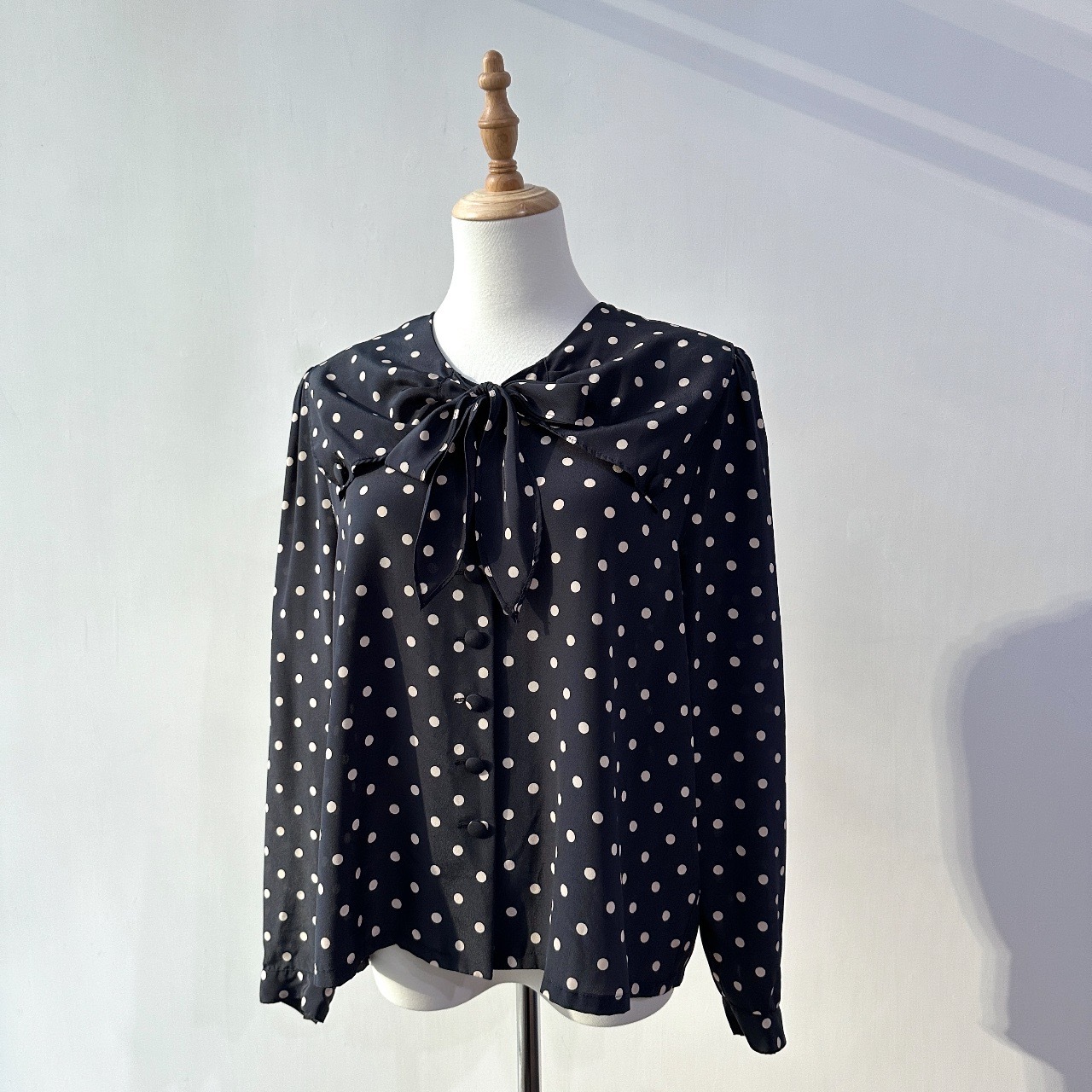 日本製深藍波點蝴蝶結大領口上衣