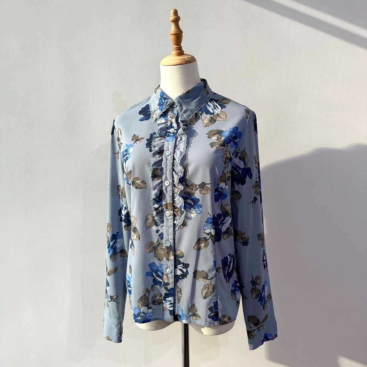 日本製柔和藍色大花荷葉邊長袖上衣