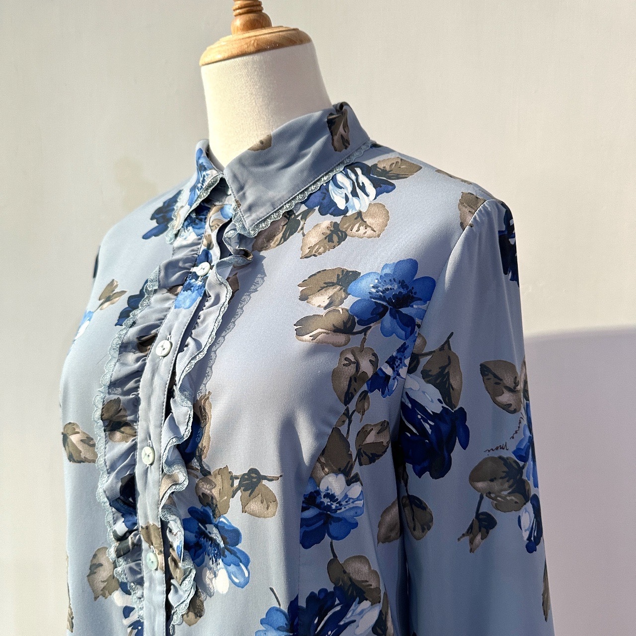 日本製柔和藍色大花荷葉邊長袖上衣