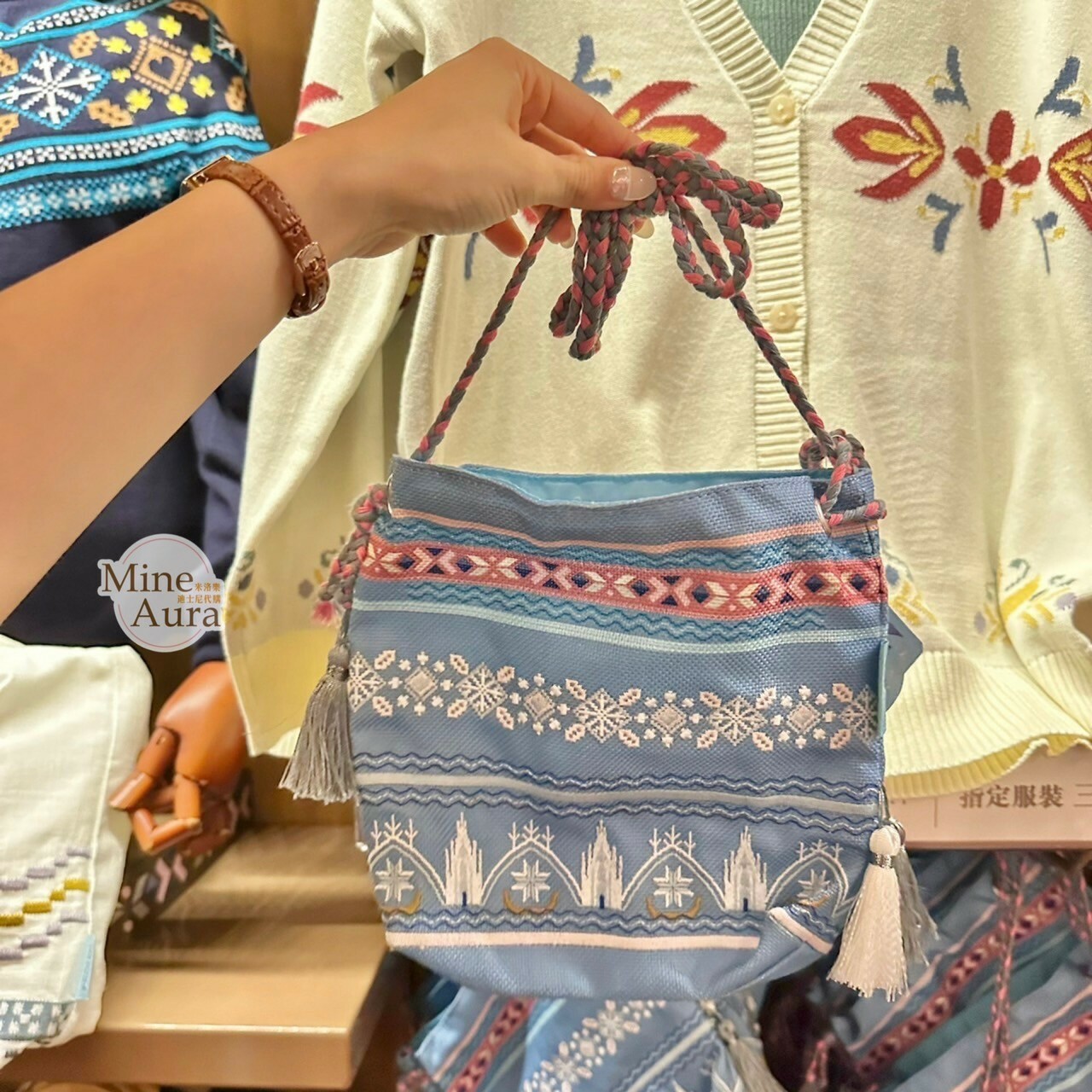 World of Frozen 限定 圖騰 流蘇 編織麻繩背帶 藍色 斜背 小包 冰雪奇緣 Frozen -香港迪士尼樂園