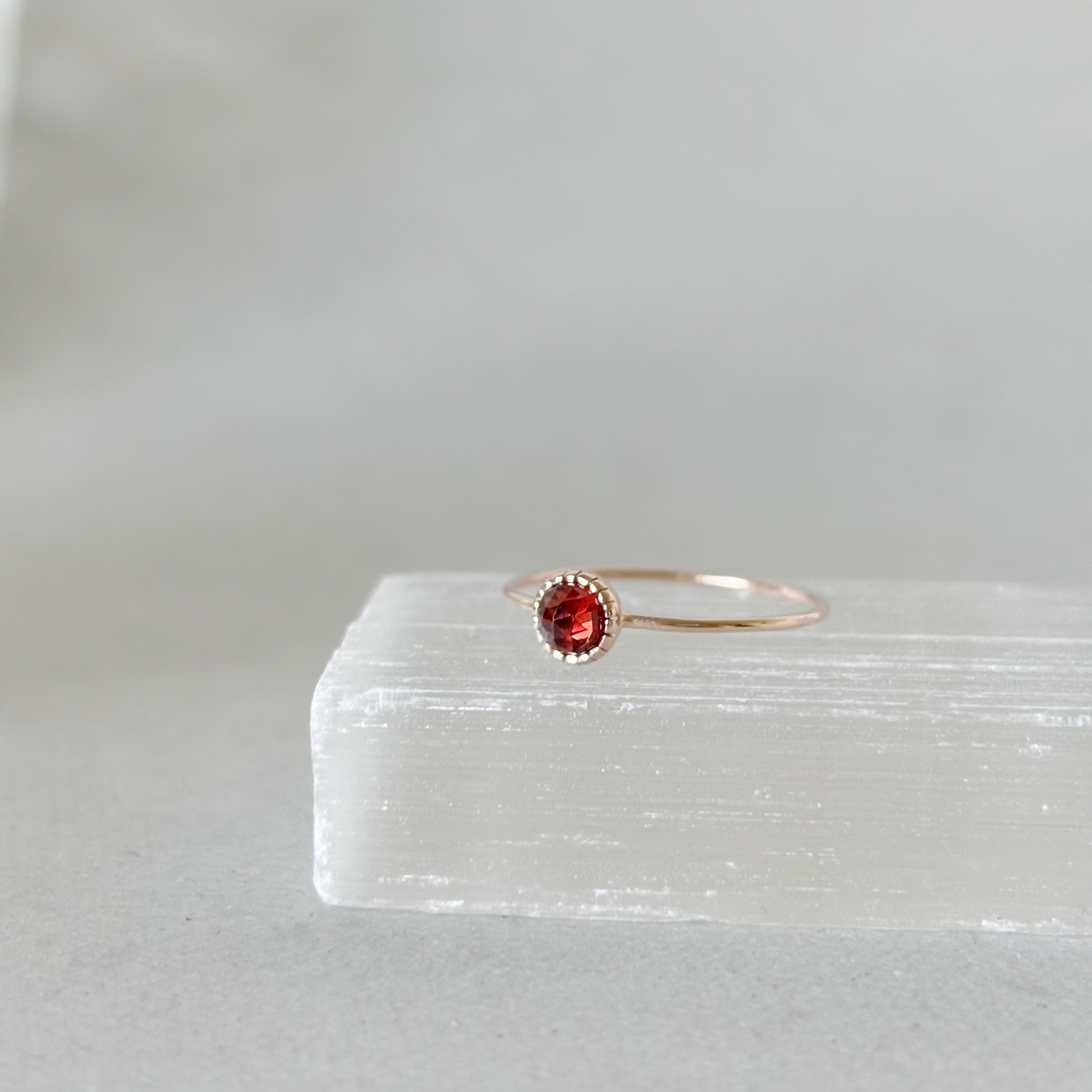蛋糕邊石榴石戒指