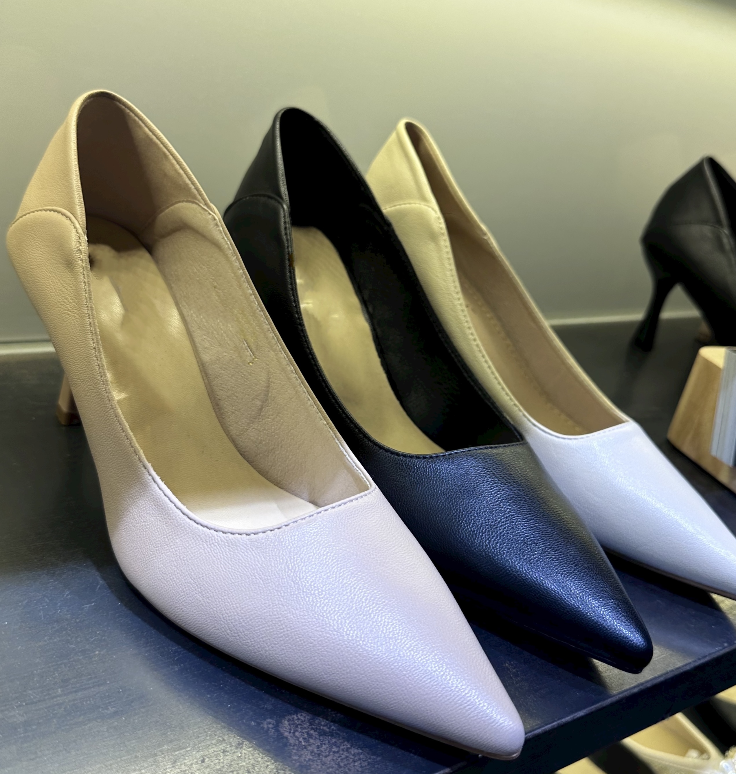 尖頭裸粉高跟鞋