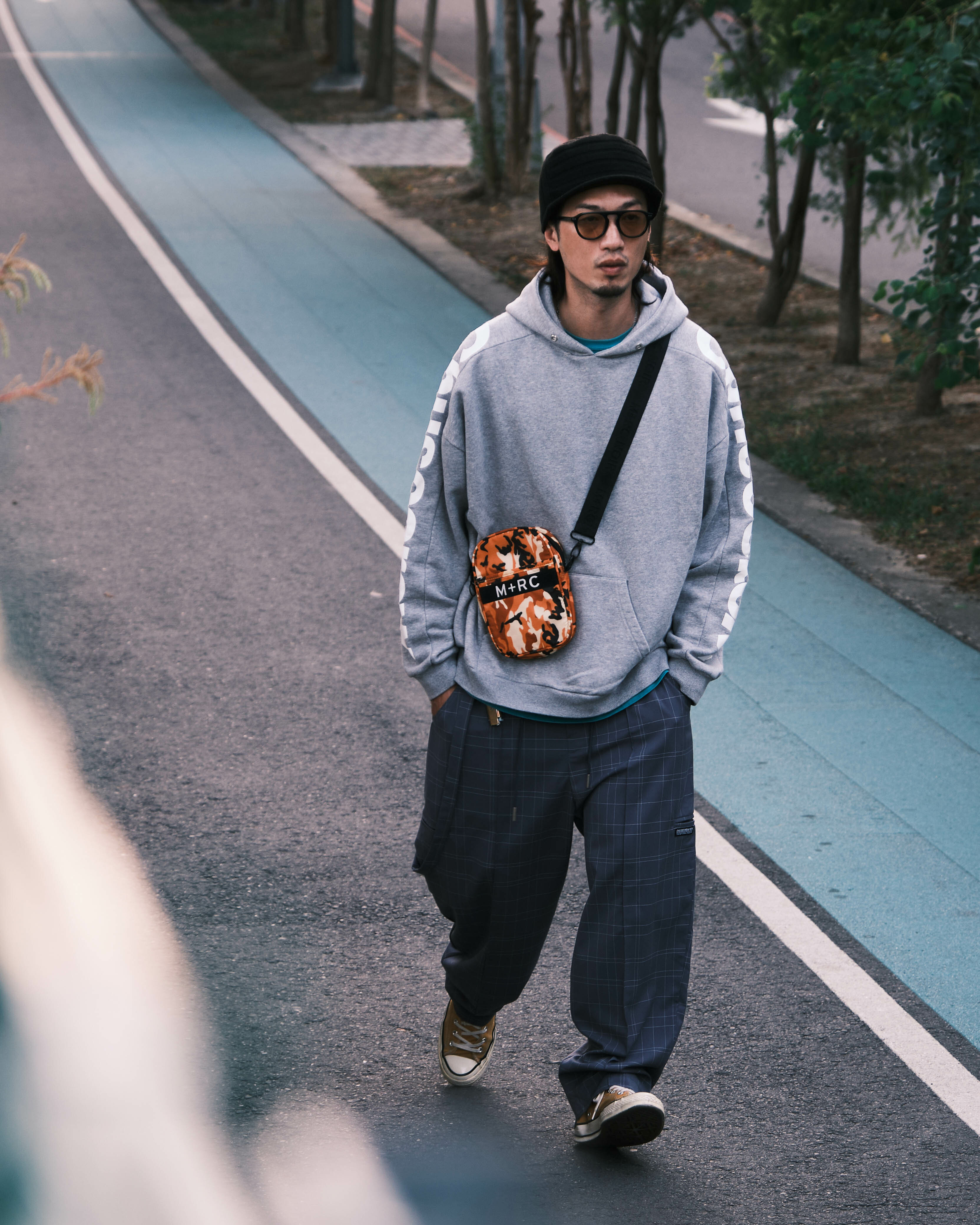 chusedesign-2023-autumn-winter-check-tapered-pants-blue-style