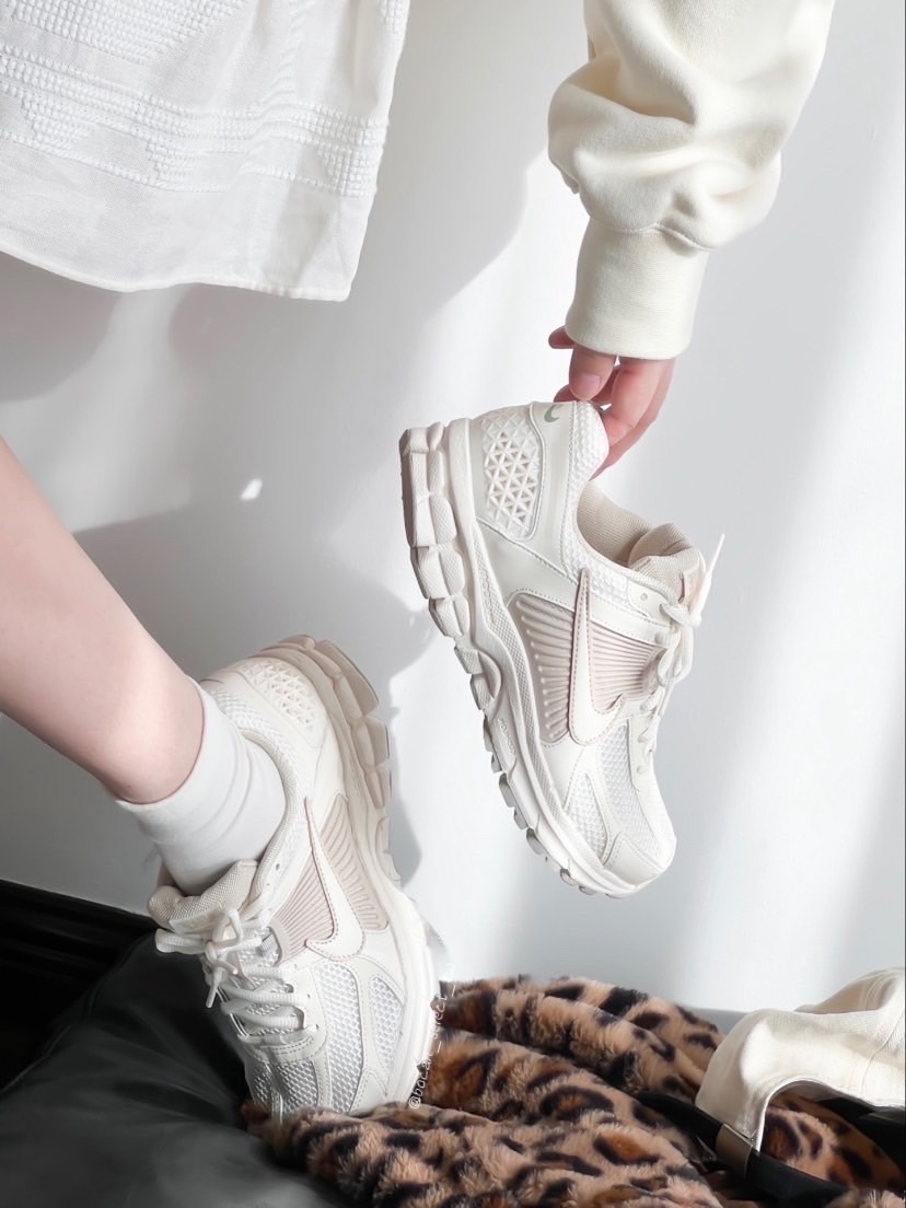NIKE ZOOM VOMERO 杏仁奶茶  (FQ6868-111)