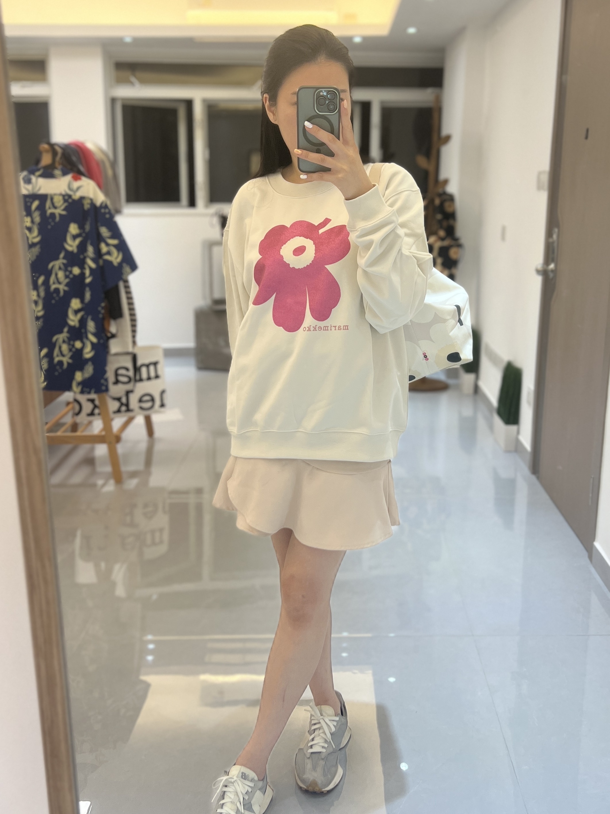 代購現貨 ｜ 白底圓領粉紅閃閃花衛衣