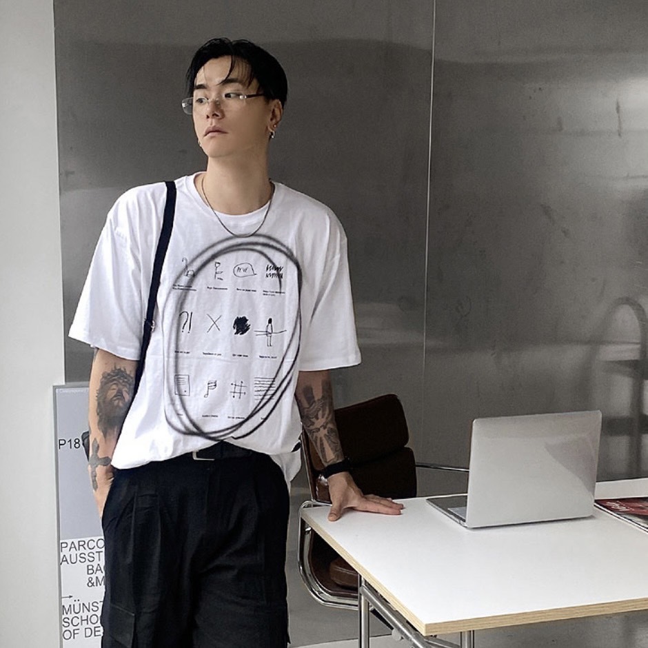 HOLYINCODE  噴漆塗鴉印花 寬鬆版型 短T 短袖 （2 COLOR）