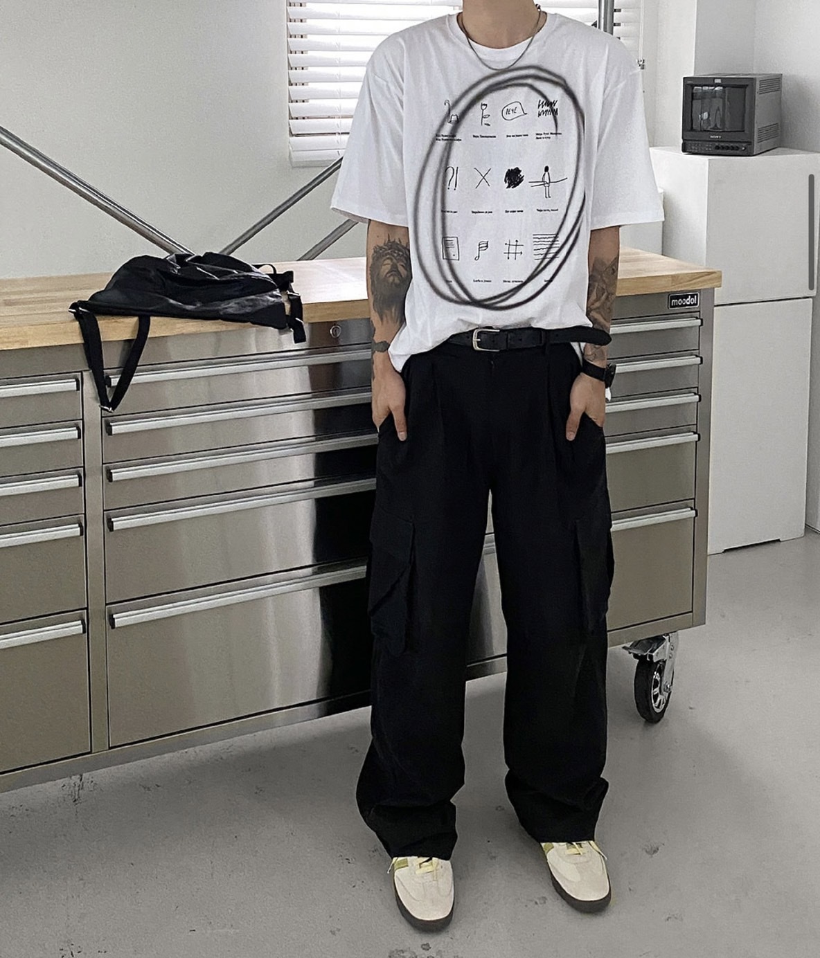 HOLYINCODE  噴漆塗鴉印花 寬鬆版型 短T 短袖 （2 COLOR）