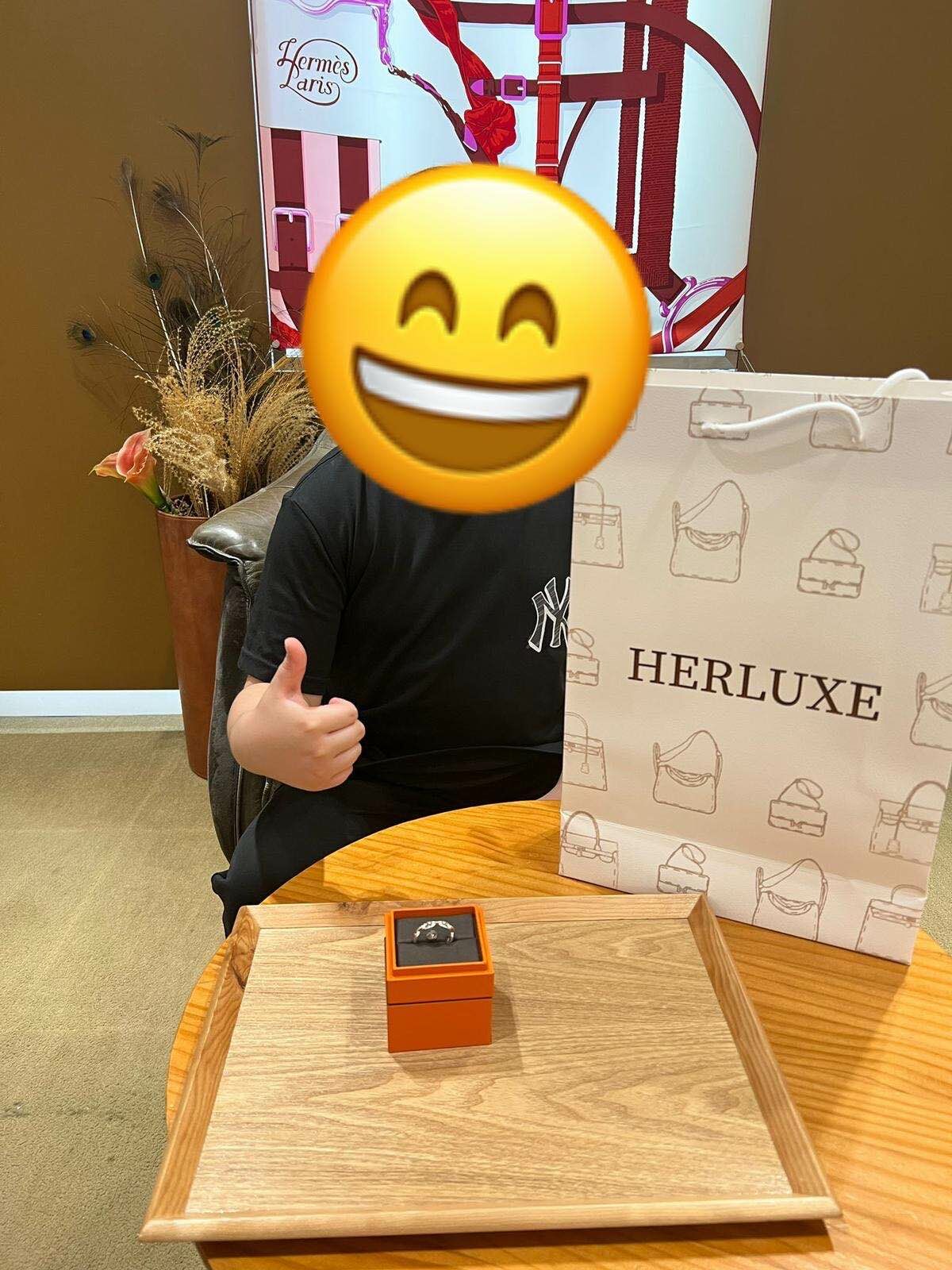 【 感謝支持 】爽快靚靚同仔仔來pick up耳環🎉 之前還幫襯我哋買咗康康鑽石頸鏈😍 非常開心今次又買到心頭好❤️ 多謝你嘅支持🫶