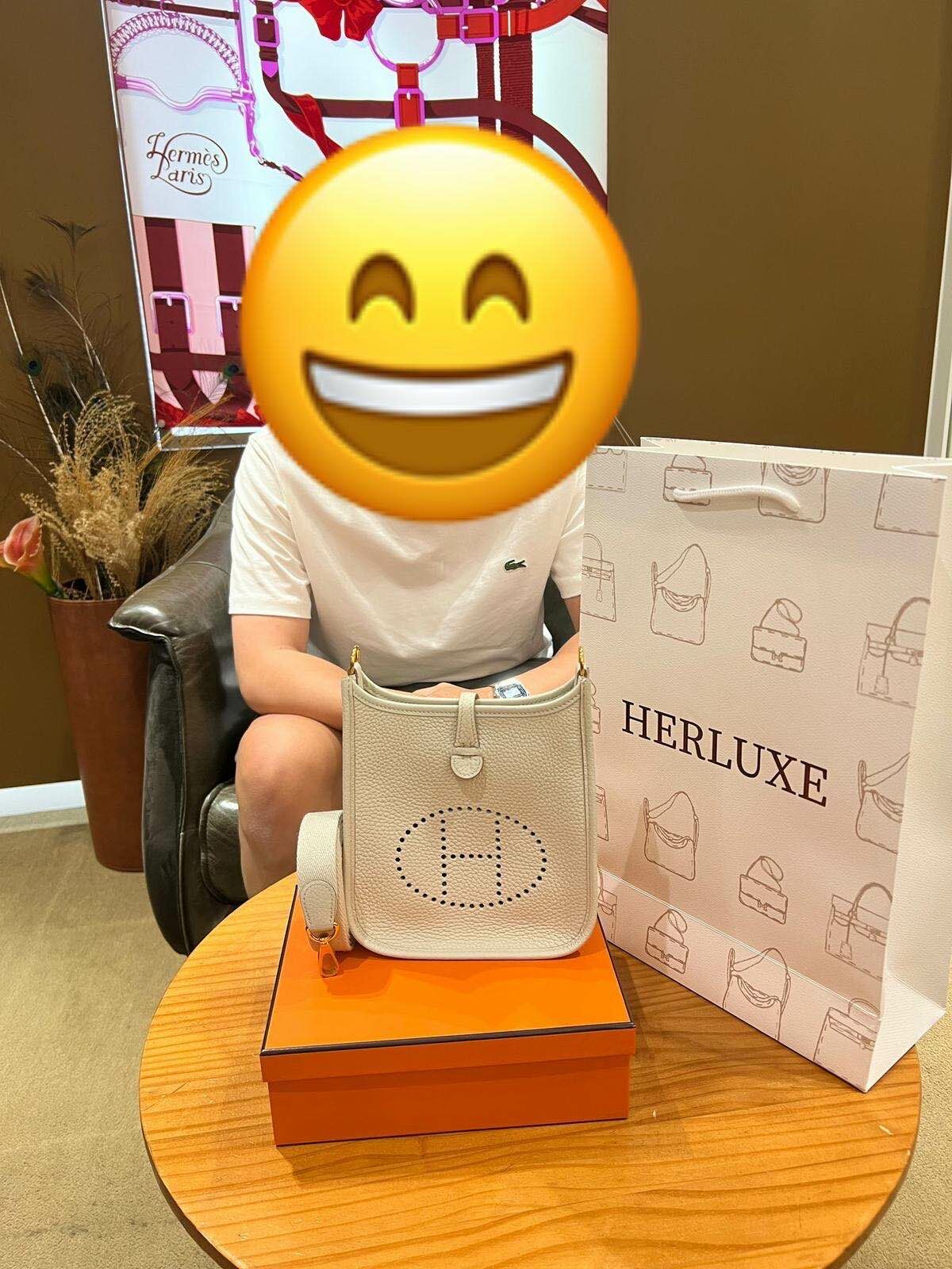 【 感謝支持 】HERLUXE 為你見證傳達愛意🥰💞 深感榮幸和使命感📸🎉 暖男先生到店揀咗mini E冰川白送比太太💞 先生讚HERLUXE口碑同信譽好 有店鋪🏆 服務好好👍🏻 價錢又抵買☺️ 爽快埋單抱走💛 先生係朋友介紹認識我哋嘅💫 多謝你哋嘅支持與信任🫶