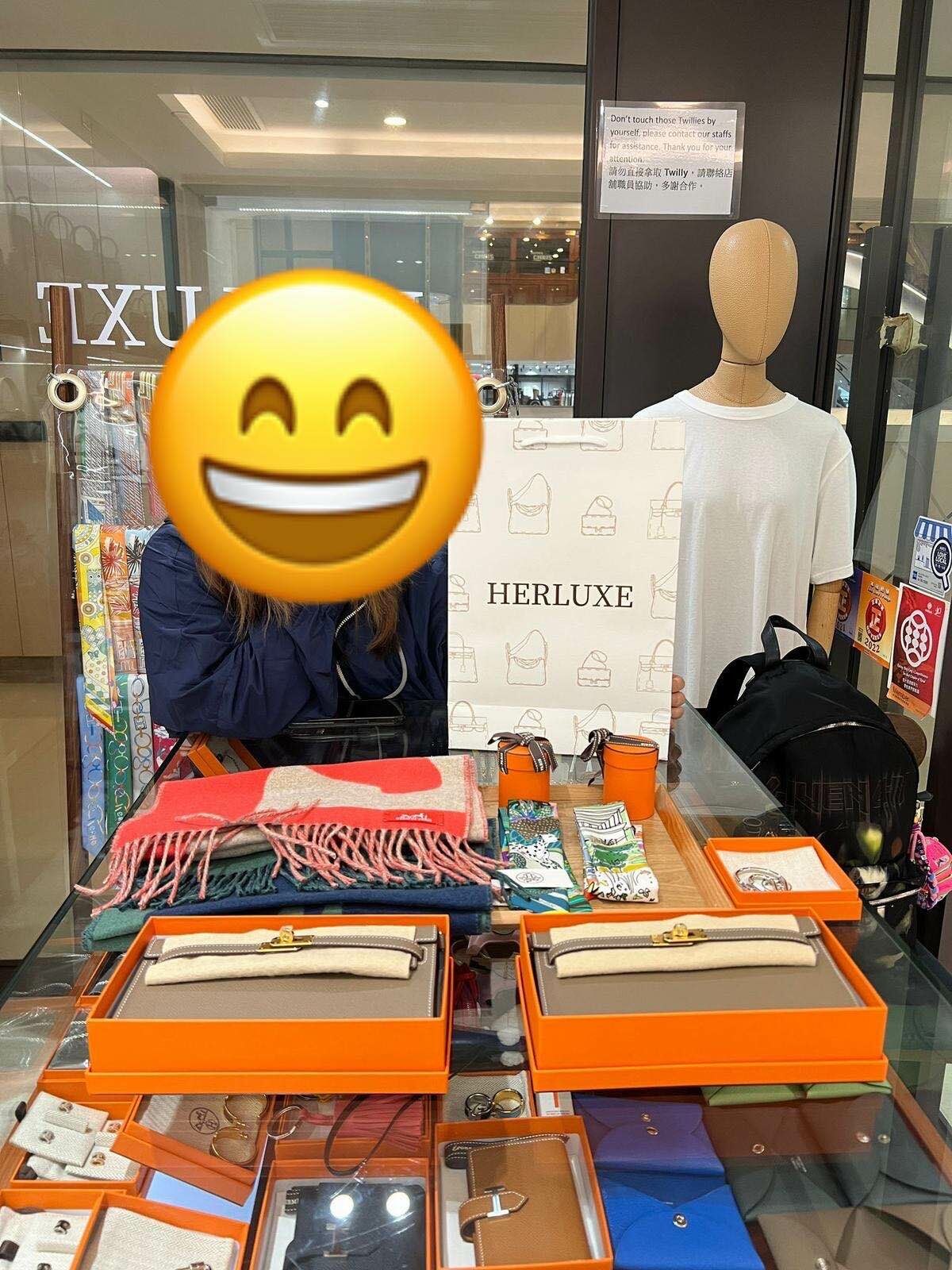 【 感謝支持 】爽快靚靚來pick up兩隻KTG大象金🎉 仲買多兩條scarf🧣兩條twitty同key holder💞 靚靚同朋友嘅友誼令人非常羨慕❤️ 上周同朋友一人抱走一隻lindy mini黑金🖤🔑 今次又同朋友人手一隻😍可以同朋友拎同款袋出街太幸福啦🥰 強勁的實力總能吸引到優質客人🏆 多謝你哋對HERLUXE嘅100%信任🫶 一直咁支持我哋💪