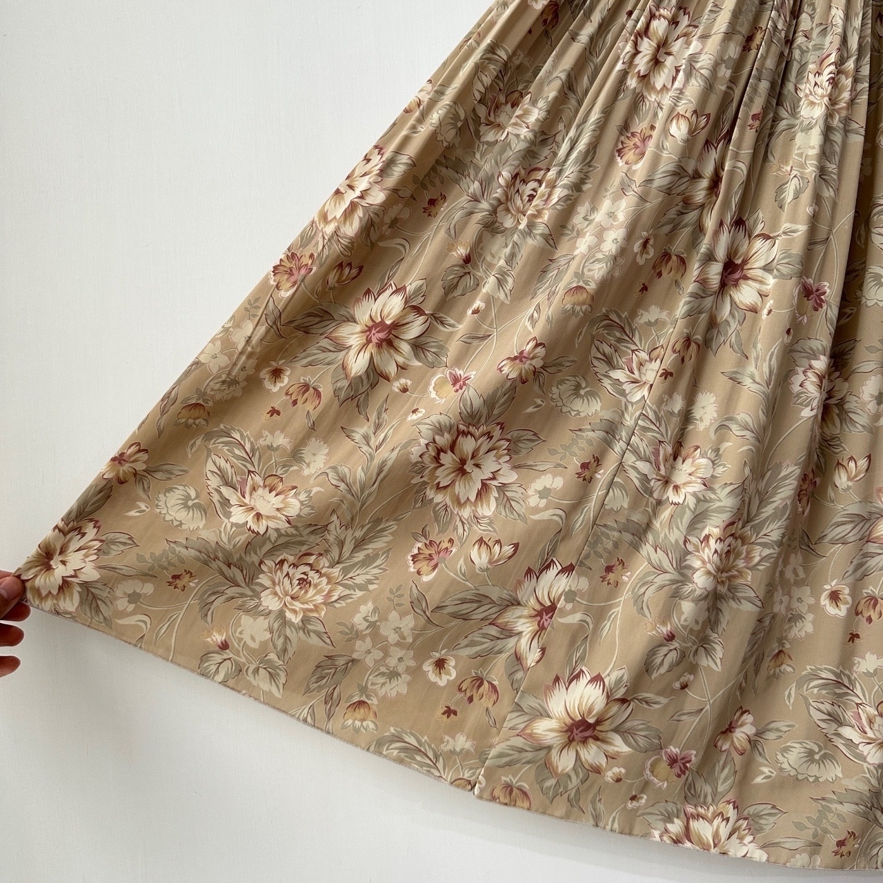 溫柔感淺卡其色花花百摺裙