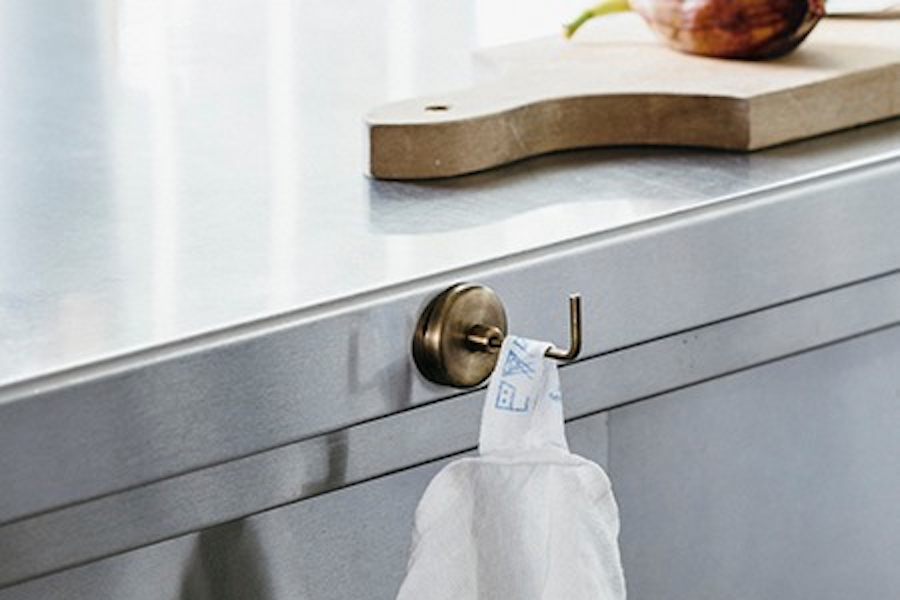 使用fog的黃銅L型磁鐵掛勾，吸附在充滿金屬器具的廚房空間，掛著廚房用巾、橡皮筋等都是很不錯的用法。