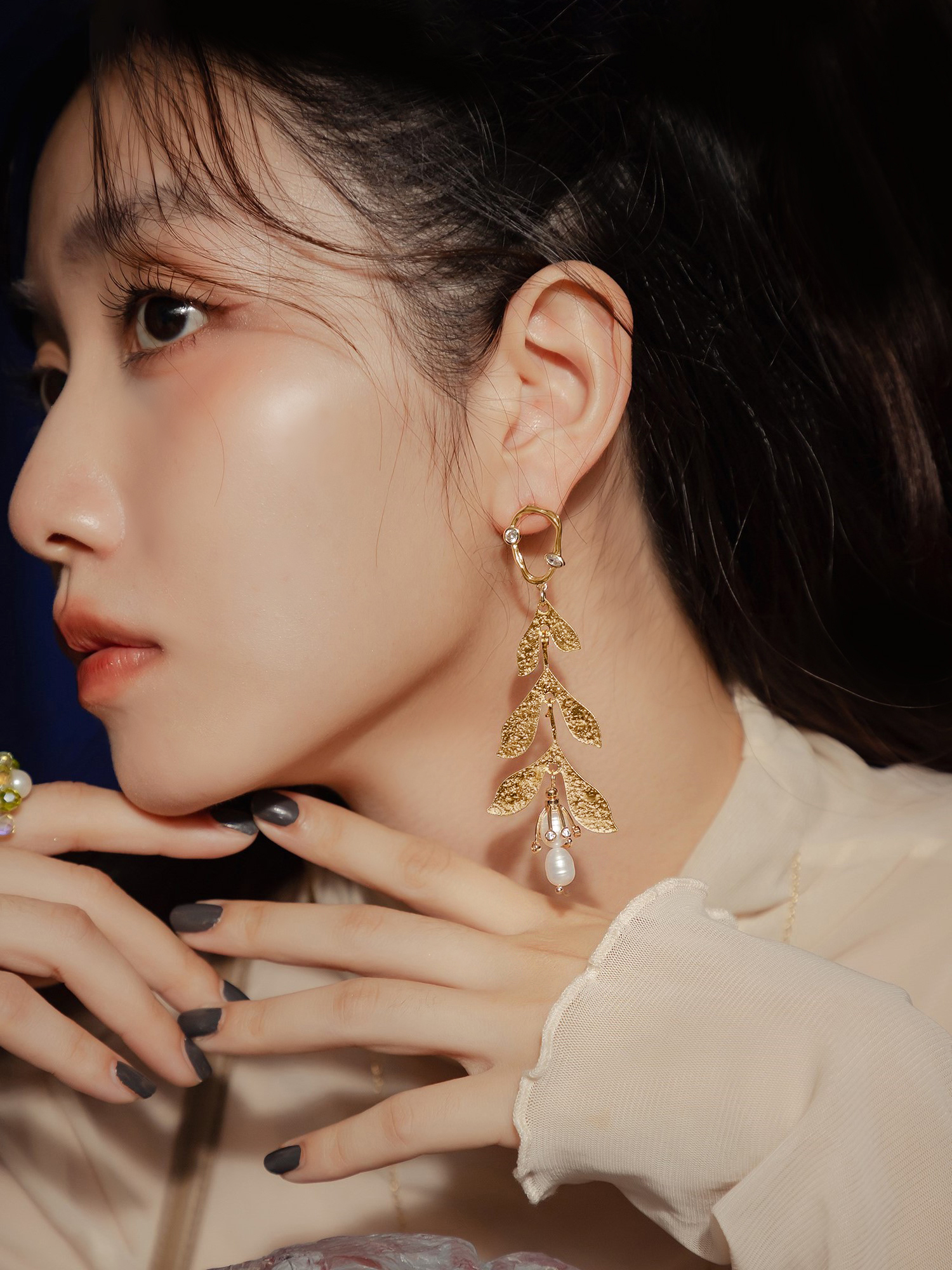 跟著影子移動。MUCHAT手作14+18KGP幾何葉片珍珠純銀針耳環