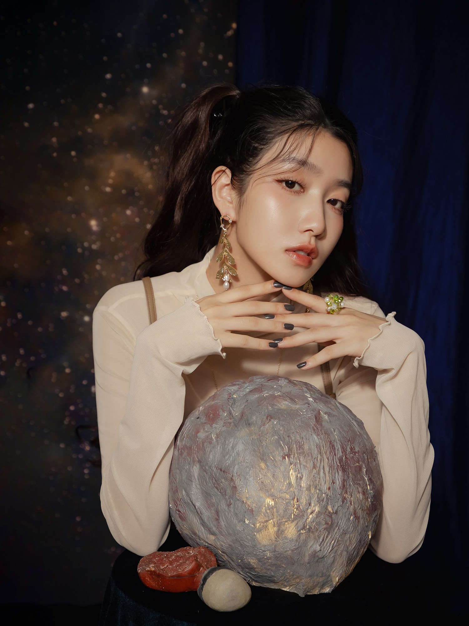 跟著影子移動。MUCHAT手作14+18KGP幾何葉片珍珠純銀針耳環