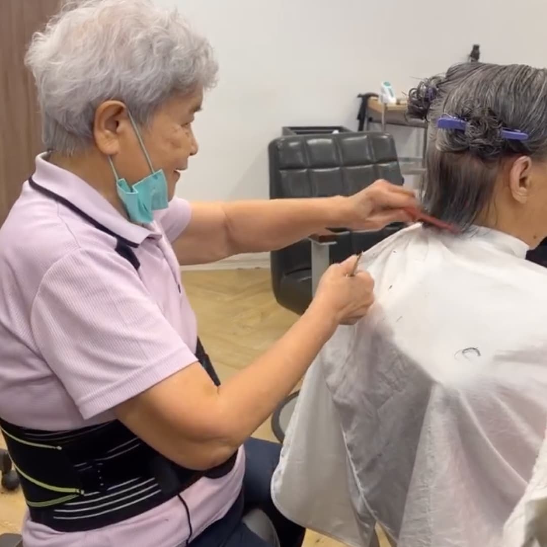 初代創始人李老師替客人理髮