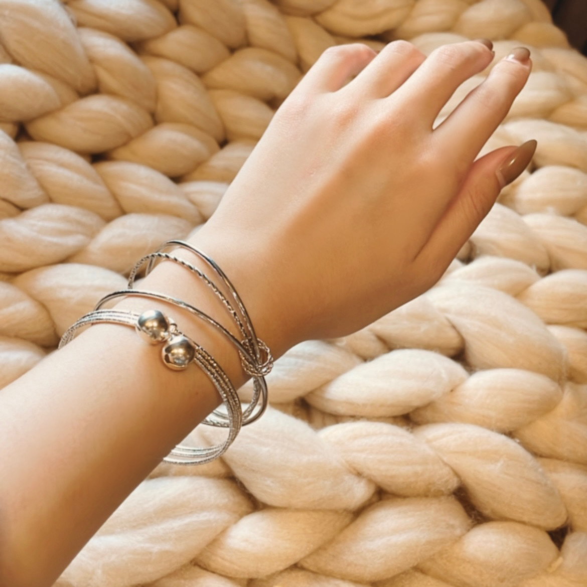 白銀多圈鈴鐺手環