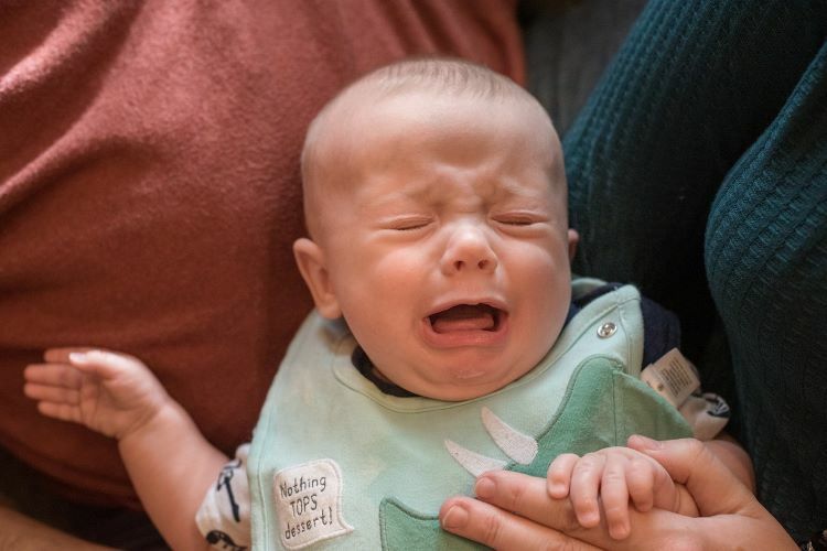 一個因為脹氣在哭鬧的嬰兒