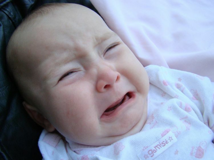 嬰兒脹氣在哭鬧