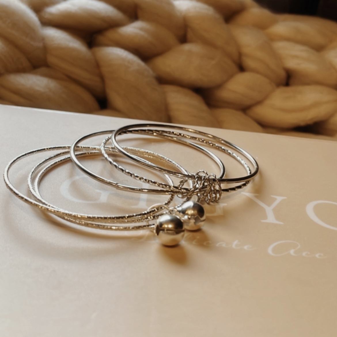 白銀多圈鈴鐺手環