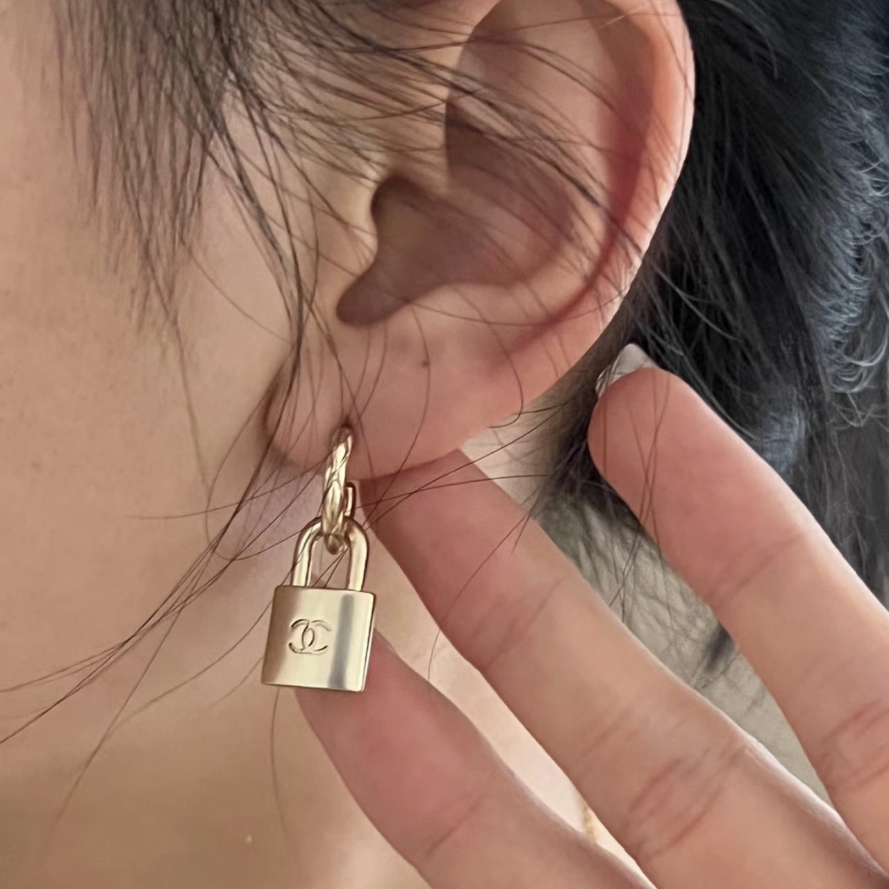 香奶奶經典鎖頭 雙c米金翻玩耳墜